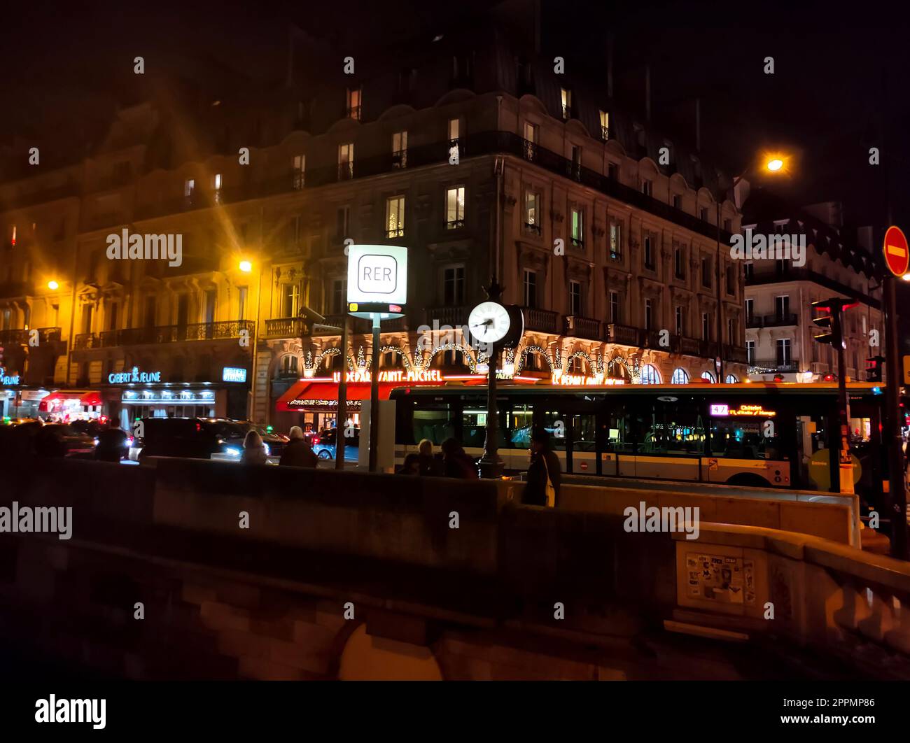Das traditionelle französische Restaurant Le Soufflot befindet sich im Quartier Latin bei regnerischer Nacht, Paris, Frankreich. Stockfoto