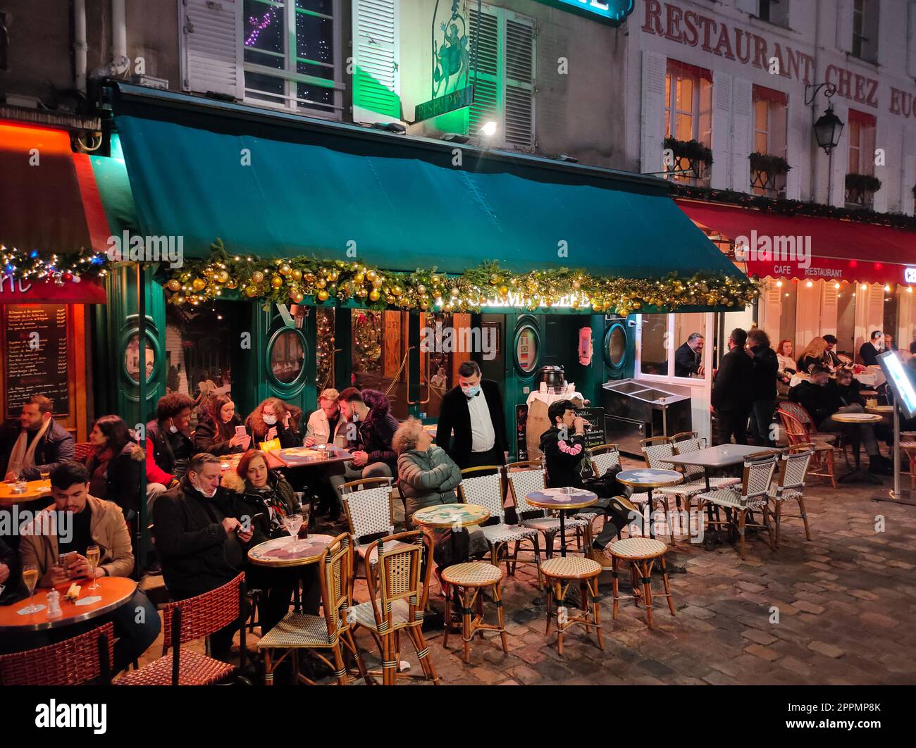 Die Place du Tertre mit Tabellen von Cafes und Sacre-Coeur am Morgen, Viertel Montmartre in Paris, Frankreich Stockfoto