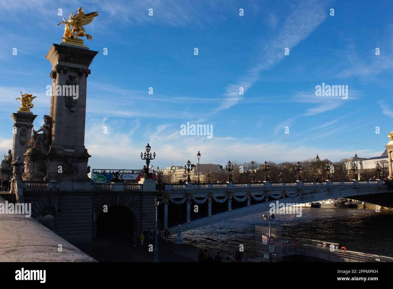 Brücke von Alexandre III Brücke 1896 über die seine. Dekoriert mit kunstvoll verzierten Jugendstillampen und Skulpturen. Paris. Frankreich. Stockfoto