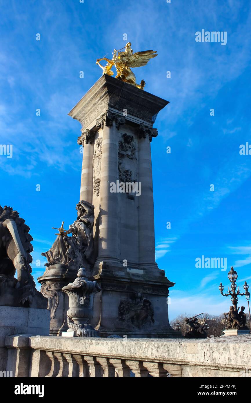 Brücke von Alexandre III Brücke 1896 über die seine. Dekoriert mit kunstvoll verzierten Jugendstillampen und Skulpturen. Paris. Frankreich. Stockfoto