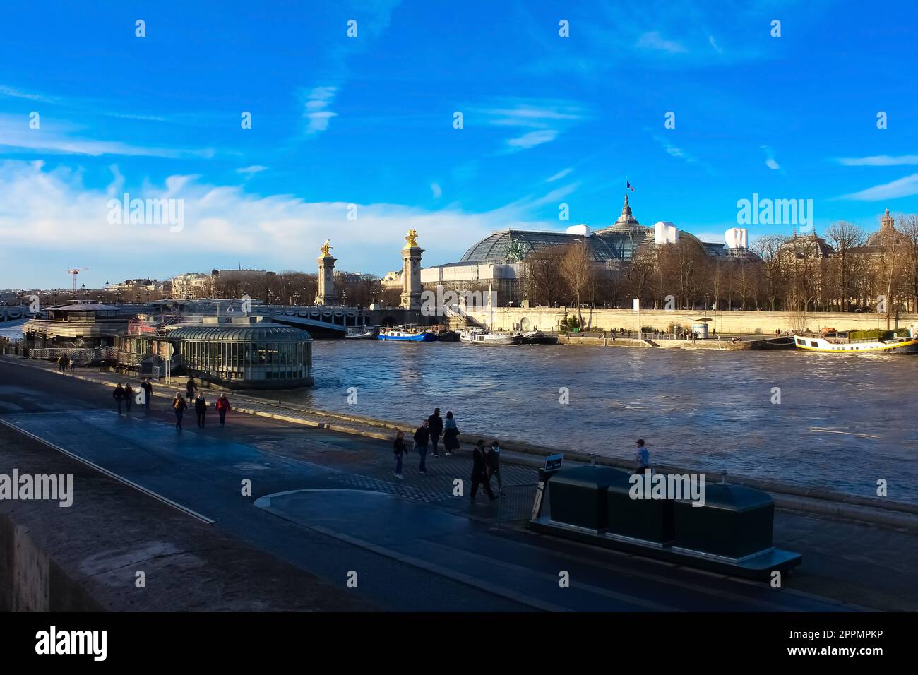 Brücke von Alexandre III Brücke 1896 über die seine. Dekoriert mit kunstvoll verzierten Jugendstillampen und Skulpturen. Paris. Frankreich. Stockfoto