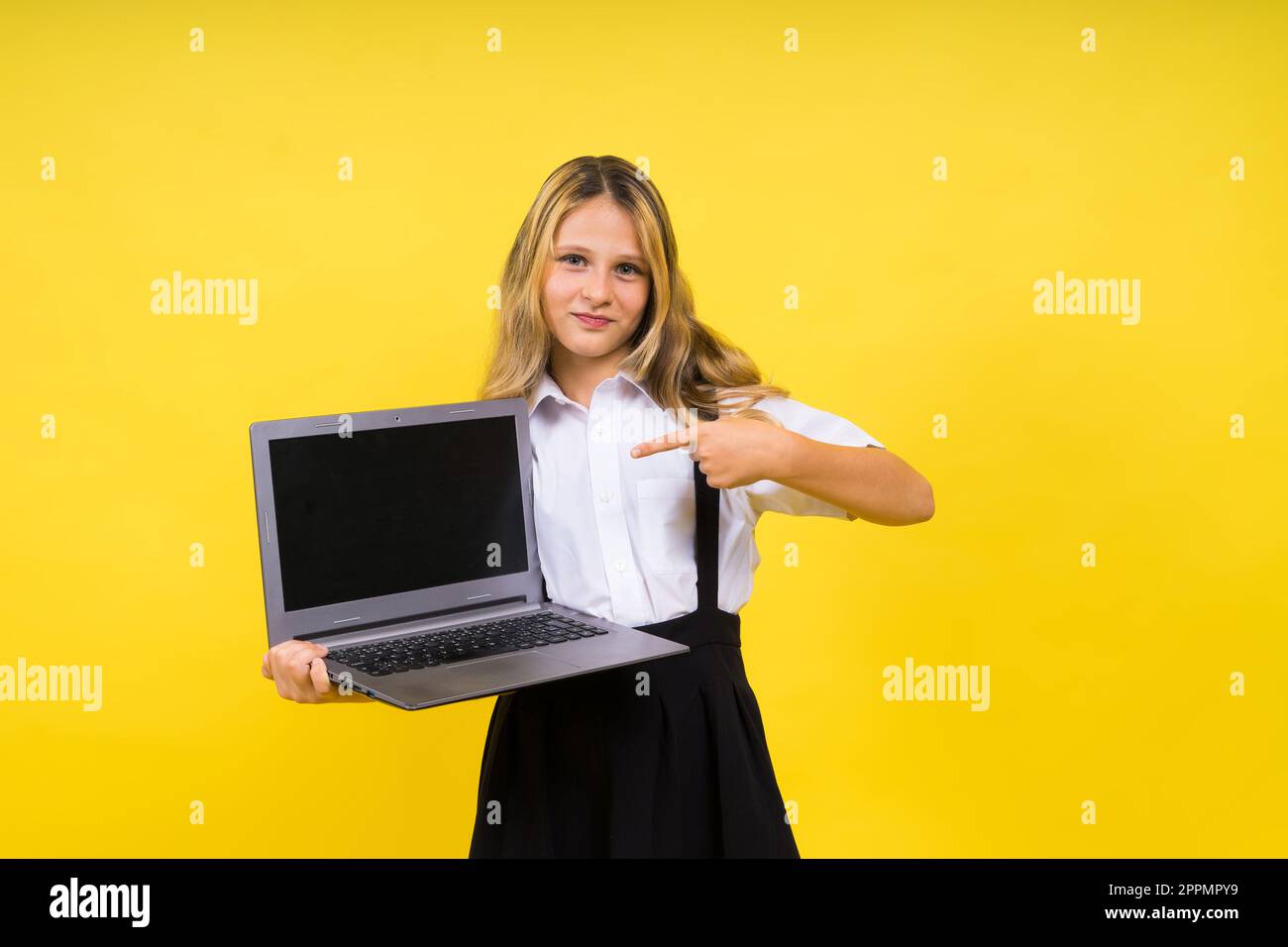 Aufgeregtes kleines Mädchen, 12-13 Jahre alt, isoliert auf gelbem Hintergrund. Lifestyle-Konzept im Kindesalter. Stockfoto