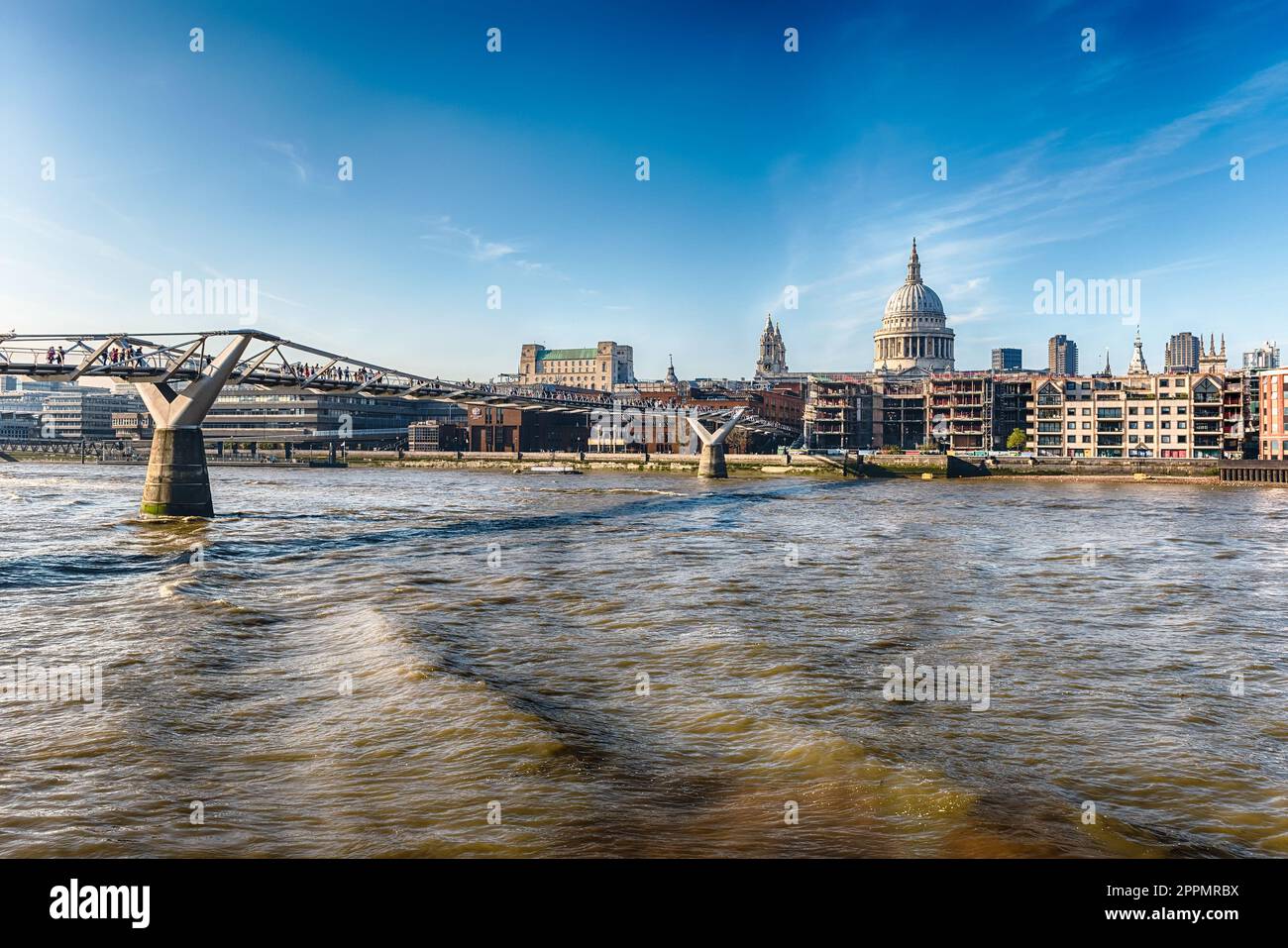 Blick auf die Themse und die Millennium Bridge, London, England, Großbritannien Stockfoto
