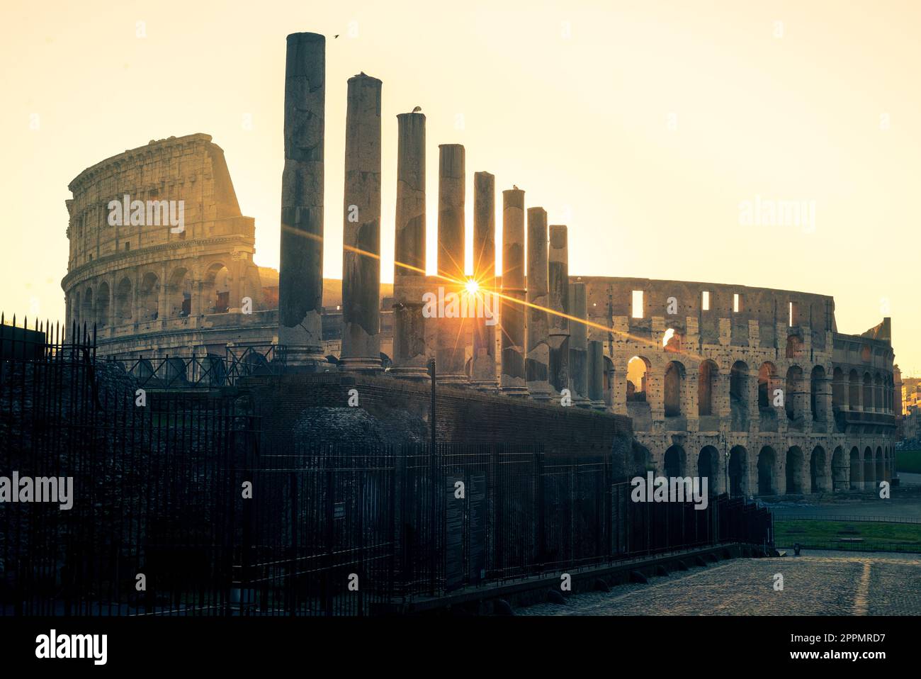 Kolosseum oder flavische Amphitheater (Amphitheatrum Flavium oder Colosseo), Rom, Italien. Stockfoto