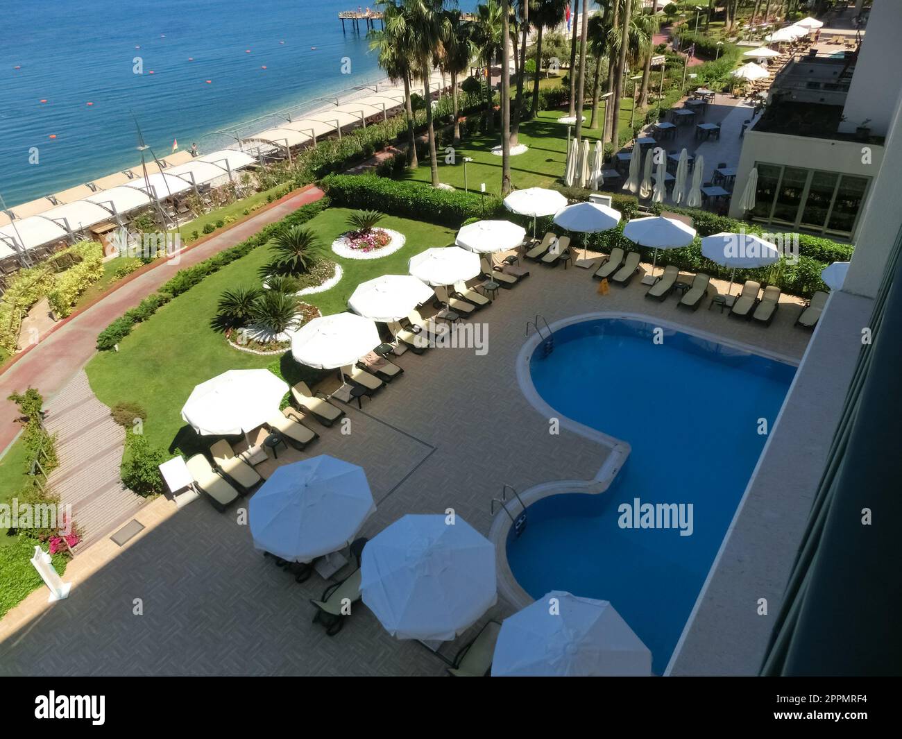 Kemer, Antalya, Türkei - 11. Mai 2021: Panoramablick auf den Strand des 4-Sterne-Hotels Golden Lotus Stockfoto