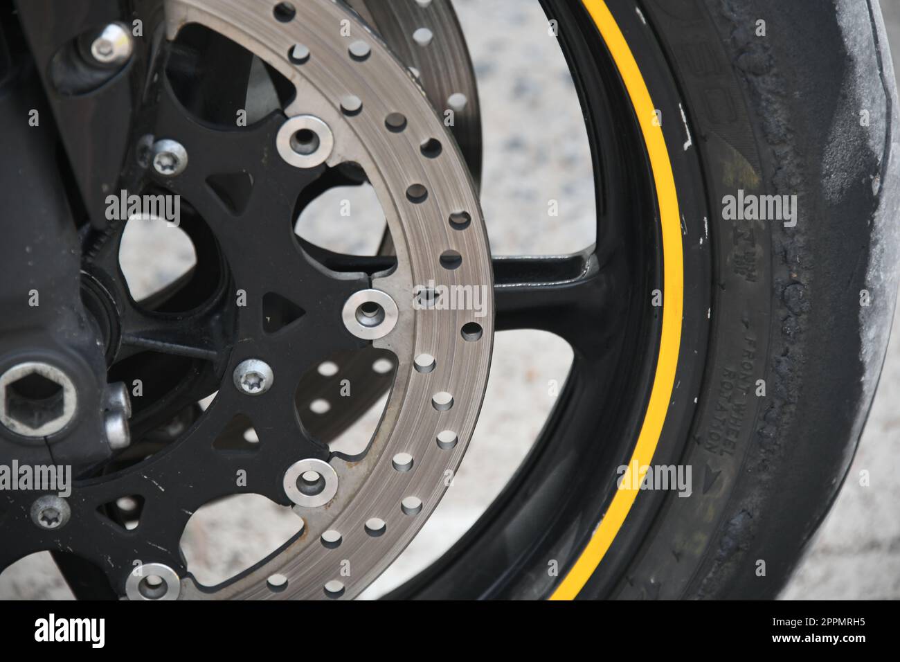 Die Bremsanlage eines Motorrads, Provinz Alicante, Costa Blanca, Spanien, März, 2023 Stockfoto