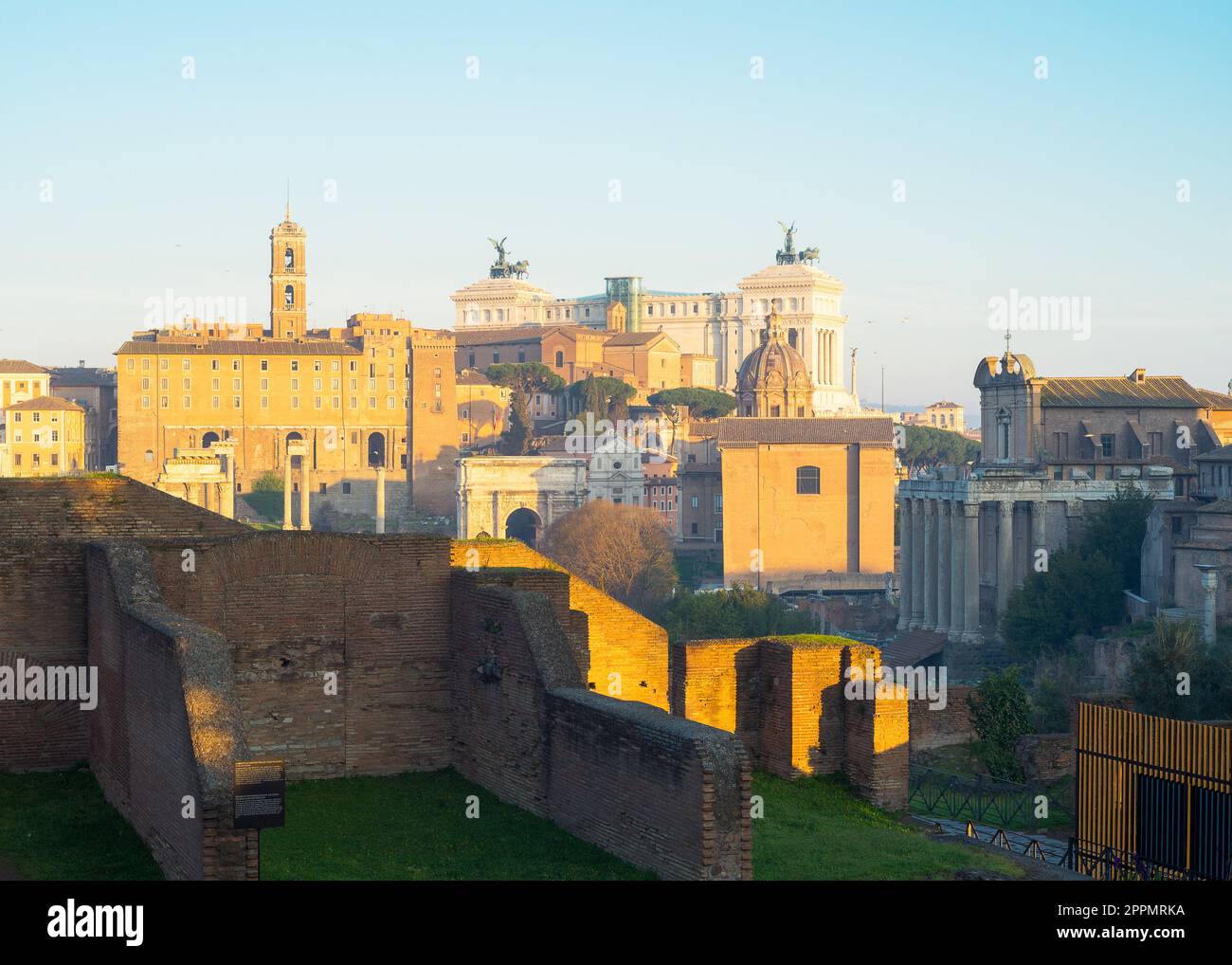 Alte Ruinen des Forums und Victor Emmanuel II Denkmal in einem Wintertag in Rom, Italien Stockfoto