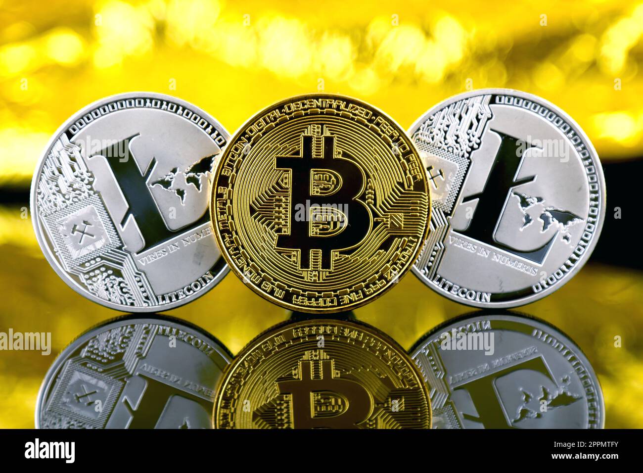 Physische Version von Bitcoin und Litecoin, neues virtuelles Geld. Konzeptionelles Bild für das weltweite Kryptowährungs- und digitale Zahlungssystem, das als das erste bezeichnet wird Stockfoto