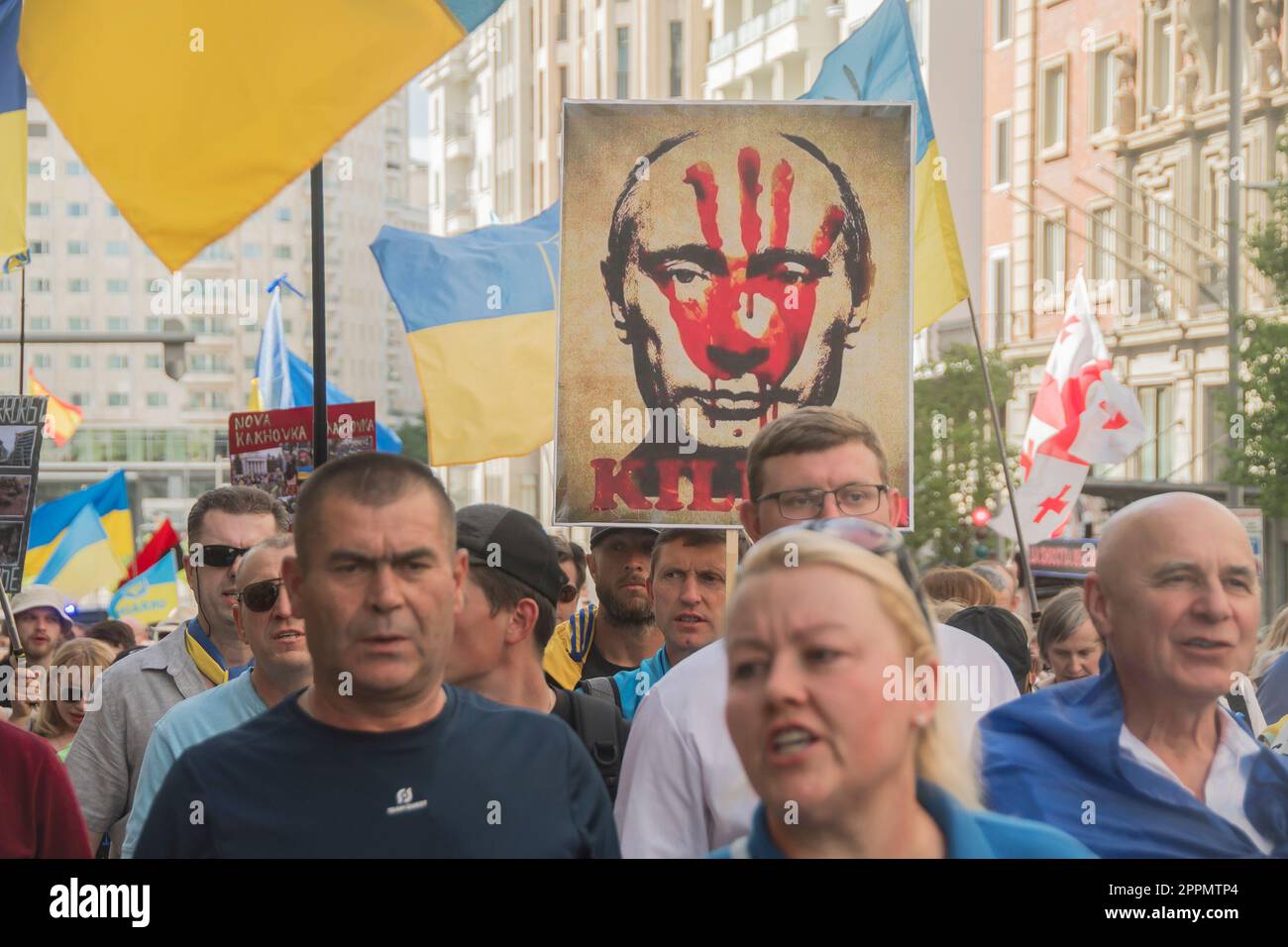 23. April 2023, Madrid, Madrid, Spanien: Demonstration zur Unterstützung der Ukraine, die am Nachmittag des 23. April auf der Plaza de Espana in Madrid stattfand. G7 verurteilt Russlands Verwendung von Nahrungsmitteln als Mittel der "Nötigung".die Ukraine bereitet sich darauf vor, die Initiative an der Front wiederzuerlangen. Kiew bereitet neue Brigaden und Einheiten vor, die es ihm ermöglichen werden - zusammen mit den Versprechungen schwerer Waffen und NATO-Sicherheitsgarantien -, die Initiative an der Front wiederzuerlangen und den Russen einen entscheidenden Schlag zu versetzen. „Die Frontlinie hat oberste Priorität. Wir bereiten auch aktiv neue Brigaden und Einheiten vor, die auf die Probe gestellt werden Stockfoto