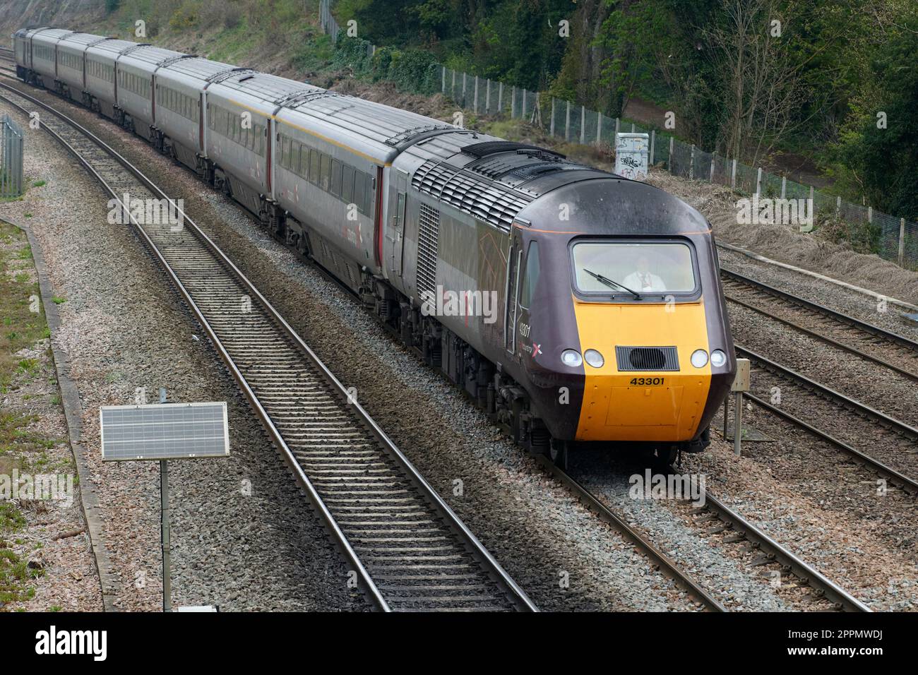 Kurz nach 1 Uhr führt Power Car 43301 HST Set XC02 nach Chesterfield auf der 09:08 ab Edinburgh nach Plymouth Cross Country Stockfoto