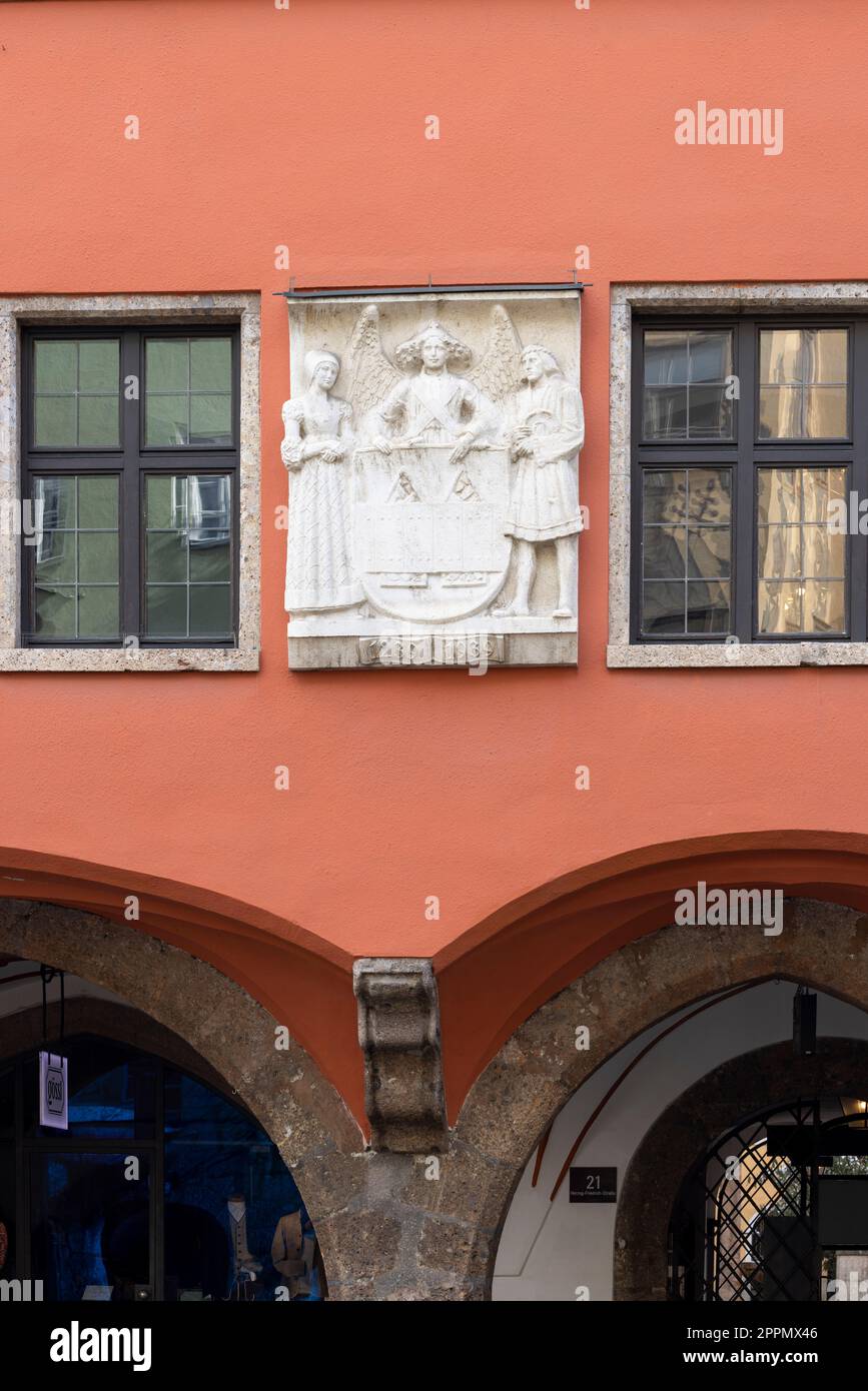 Fassade des historischen Alten Rathauses mit dekorativem Relief, Innsbruck, Österreich Stockfoto