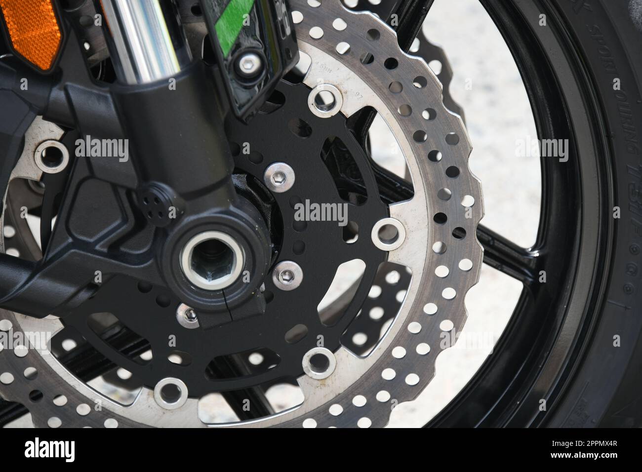 Die Bremsanlage eines Motorrads, Provinz Alicante, Costa Blanca, Spanien, März, 2023 Stockfoto