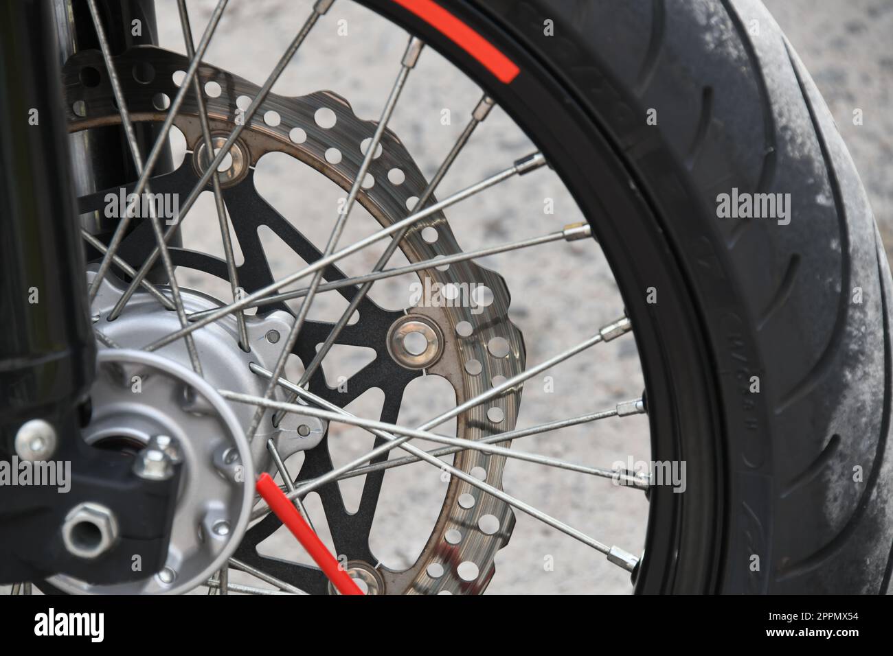 Die Bremsanlage eines Motorrads, Provinz Alicante, Costa Blanca, Spanien, März, 2023 Stockfoto