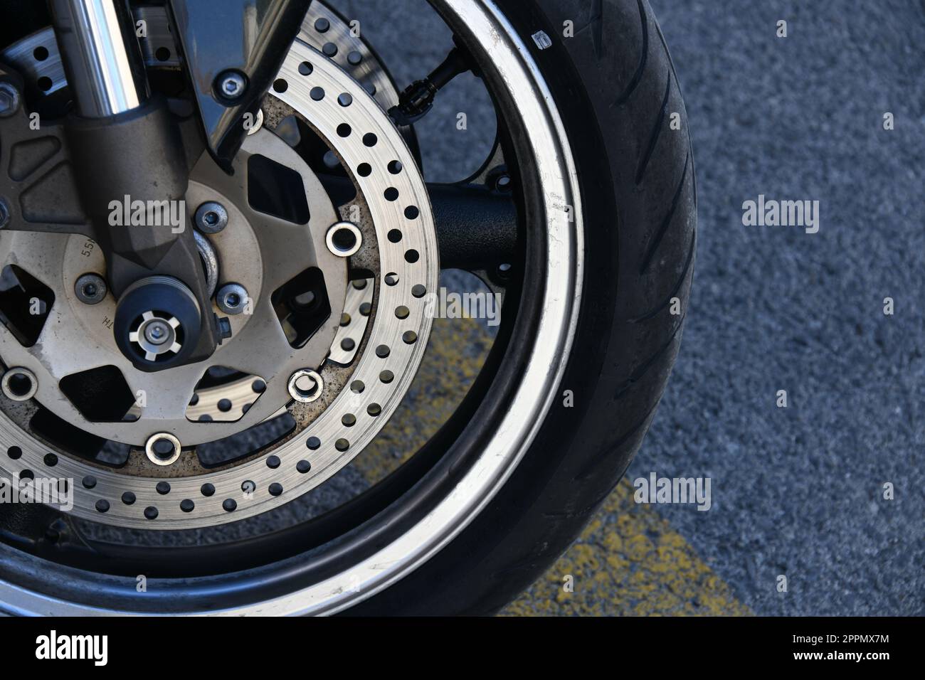 Die Bremsanlage eines Motorrads, Provinz Alicante, Costa Blanca, Spanien, März, 2023 Stockfoto