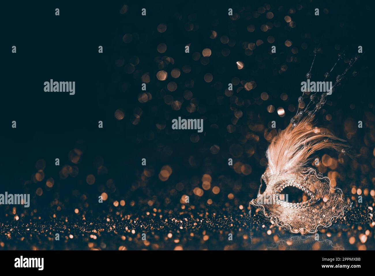 Luxuriöse venezianische Maske auf dunklem Bokeh-Hintergrund. Design-Banner für Silvester und weihnachtsfeiern. Stockfoto