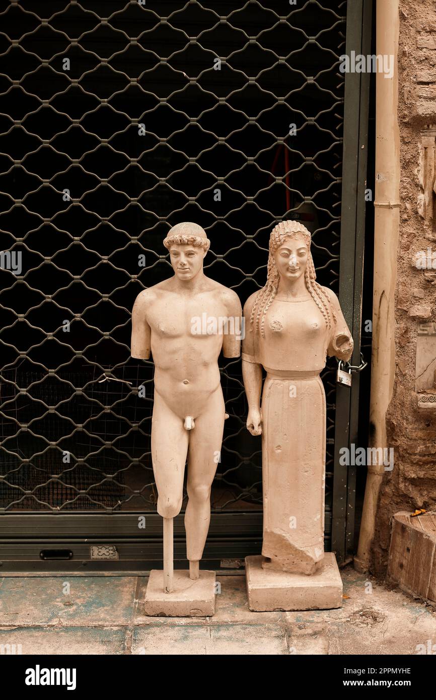 Kouros und kore Statue zum Verkauf im Antiquitätenladen in athen griechenland Stockfoto