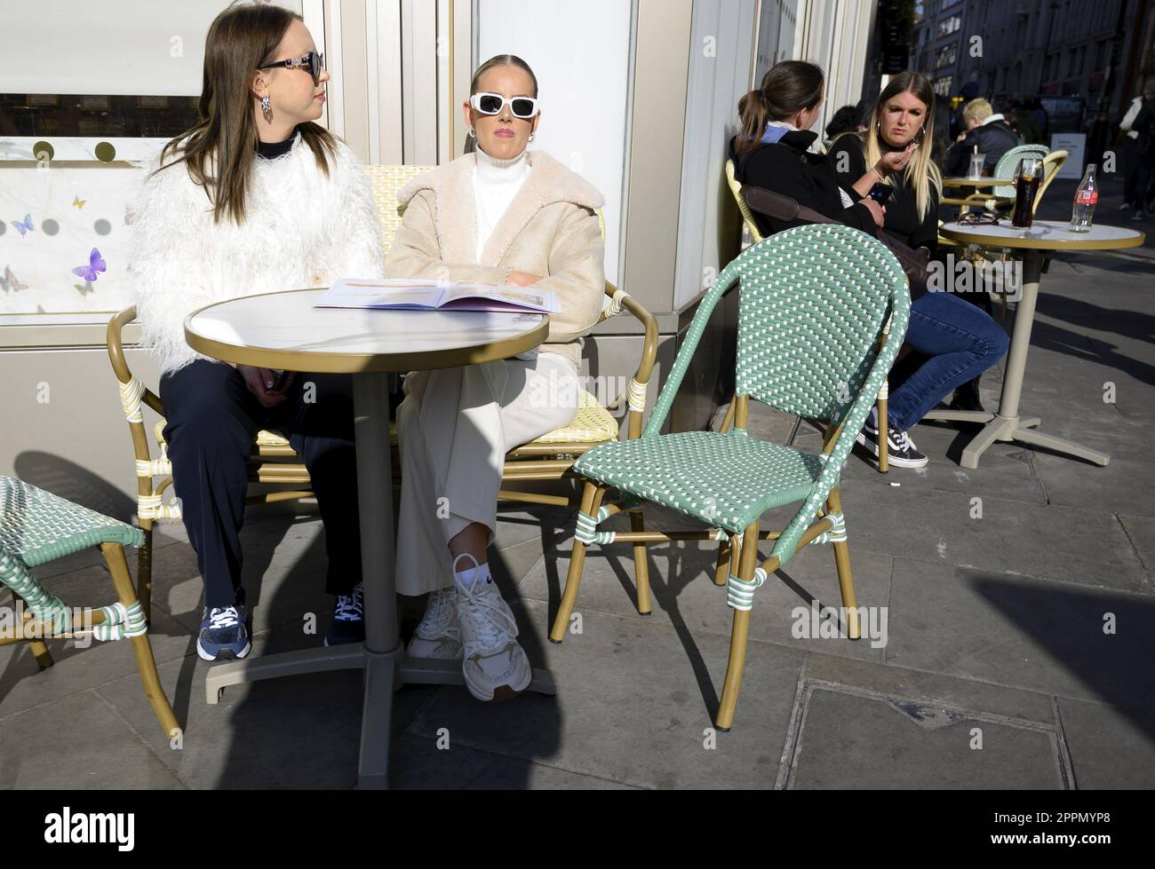 London, England, Großbritannien. Junge Frauen an Cafétischen draußen Stockfoto