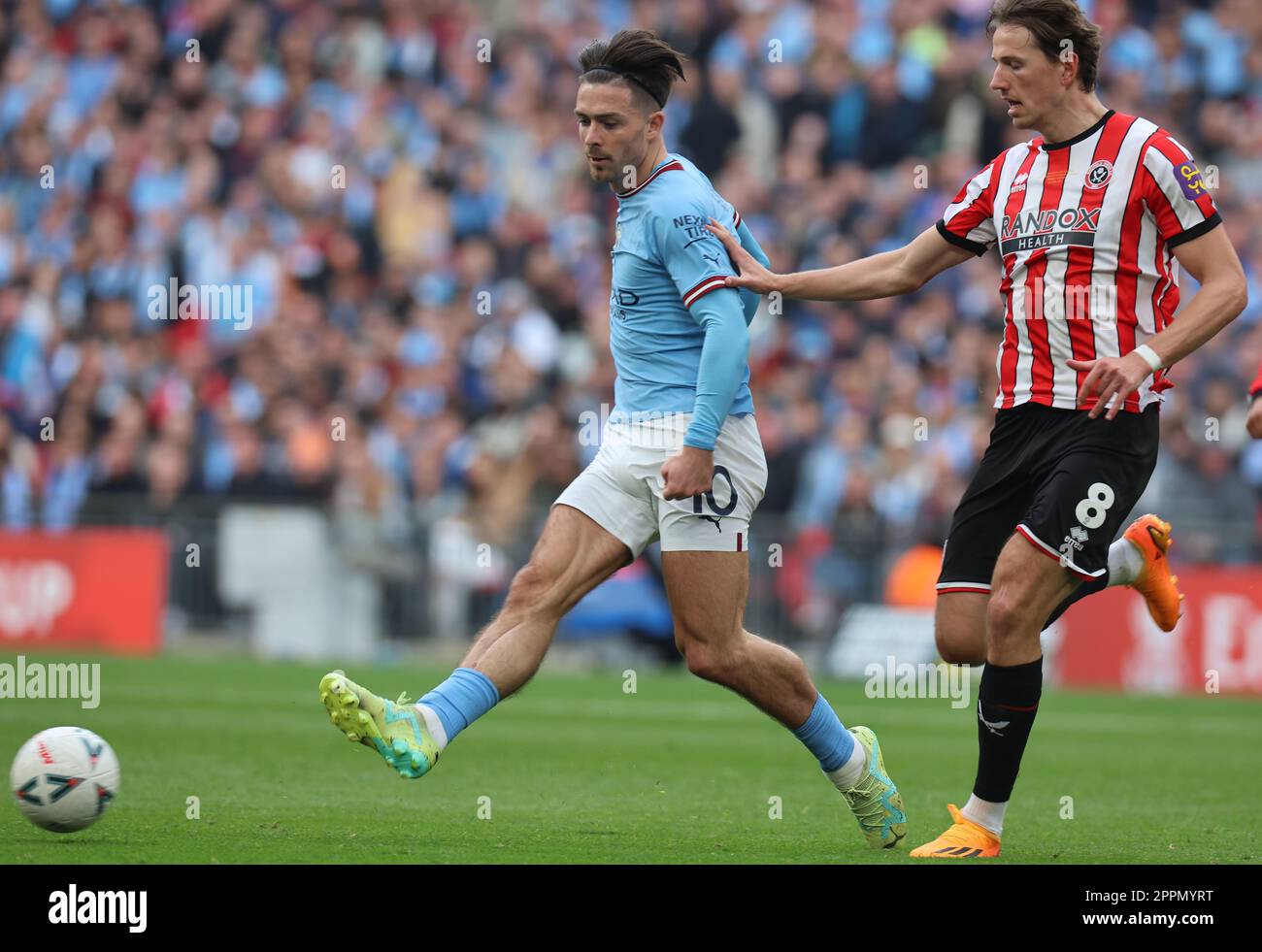 Jack Grealish und Sander Berge von Sheffield aus Manchester City vereinen sich während des FA Cup – Halbfinale des Fußballspiels zwischen Manchester City und Sheffield Stockfoto