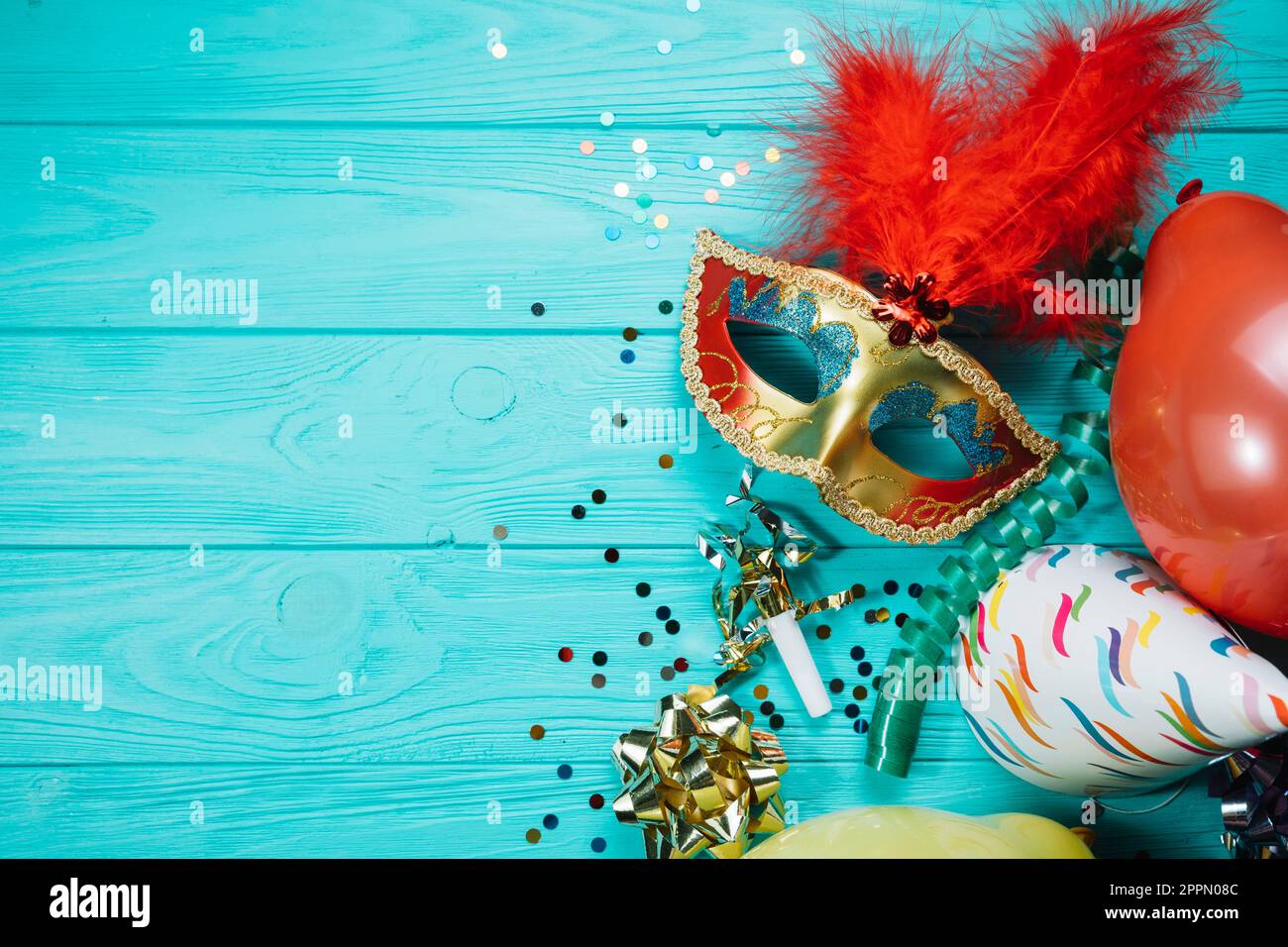 Party Hut Ballon mit Konfetti goldenen Maskerade Karneval Maske Holztisch Stockfoto