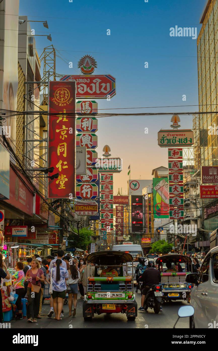 Abenddämmerung am Bangkok Chinatown Street Market Stockfoto