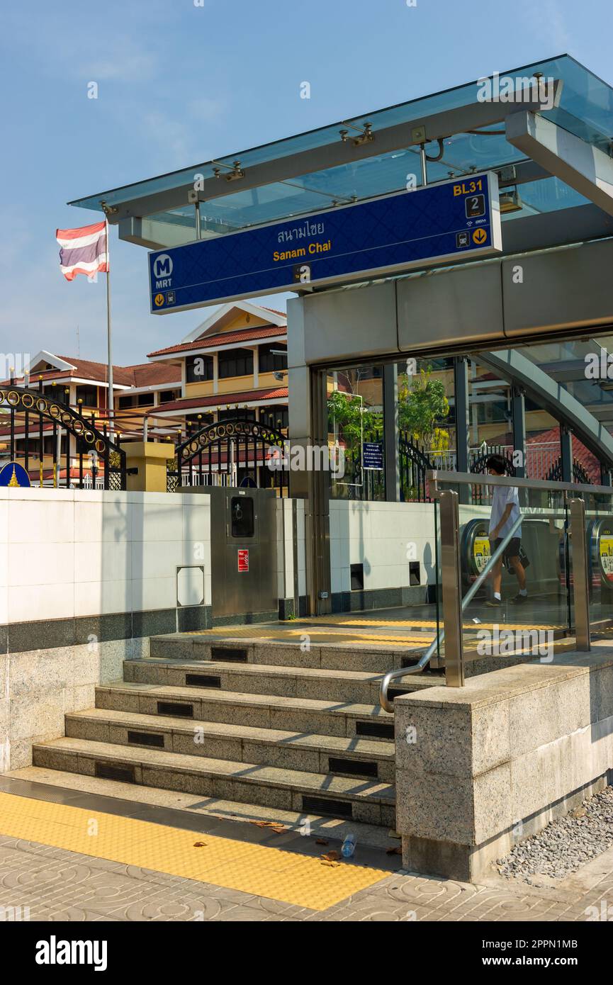 Vordereingang zur Sanam Chai Station, Bangkok Blue Line MRT, Thailand Stockfoto