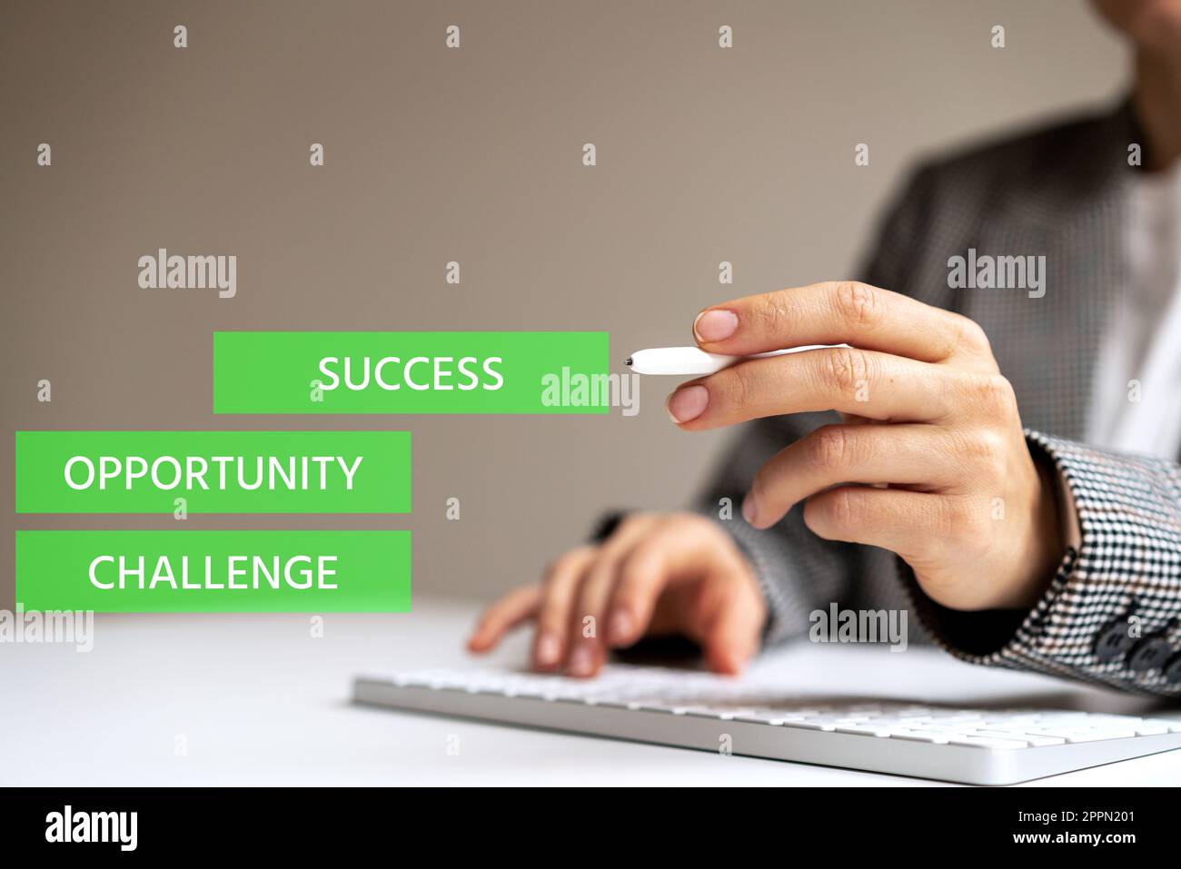 Vorhersage von Geschäftsabläufen, Wörtern, Erfolg, Chancen und Herausforderungen für Geschäftsleute im Hintergrund mit digitalem Eingabestift und Computer. Stockfoto