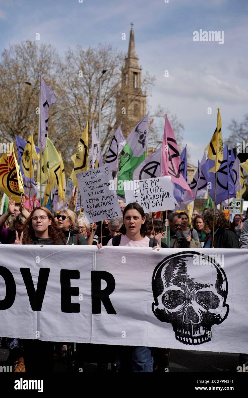 London/UK, 24. April 2023. Die aussterbende Rebellion und andere Kampagnengruppen setzten sich mit ihrem vierten und letzten geplanten Protest fort. Die Regierung wird zwar davor gewarnt, dass sie ihre Maßnahmen "verstärken" würde, wenn sie die beiden Forderungen des Klimawandels nicht akzeptieren würde. Die Aktivisten fordern, dass alle Genehmigungen, Finanzierungen und Genehmigungen für neue Öl- und Gasprojekte eingestellt werden und dass „Notversammlungen der Bürger“ zur Bewältigung der Klimakrise ins Leben gerufen werden. Aubrey Fagon/Alamy Live News Stockfoto