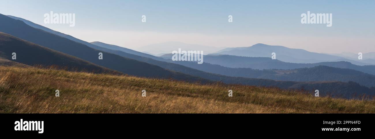 Sommerlandschaft in den karpaten, Bergkette, sonniger Tag Stockfoto