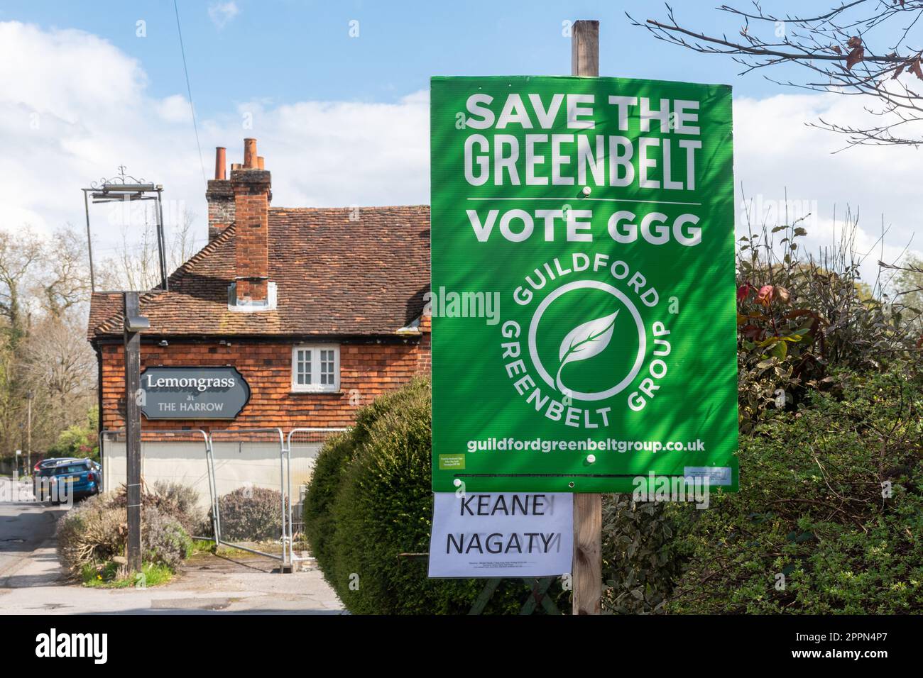 Stimmen Sie vor den Kommunalwahlen im Mai 2023 in Surrey, England, UK für das politische Zeichen der Guildford Greenbelt Group Stockfoto