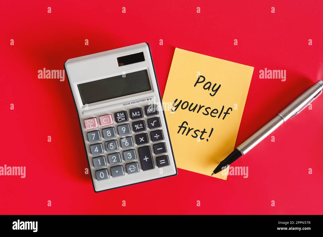 „Finanzberatung mit Taschenrechner und Stift“ – Ein Taschenrechner, Stift und Haftnotiz mit Finanzberatung. Stockfoto