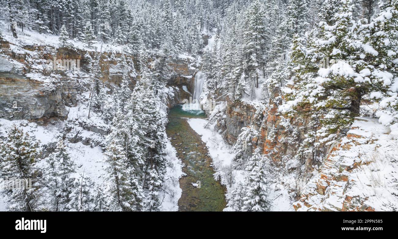 Im Winter bei augusta, montana, Panoramablick auf den Wasserfall und die Schlucht entlang des Wasserfalls Stockfoto