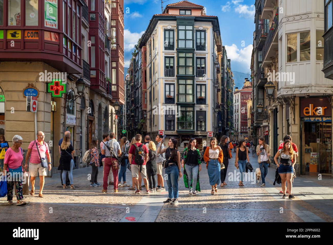Bilbao Altstadt, Blick auf Gebäude und Menschen in der Calle de la cruz Straße im Zentrum der Altstadt (Casco Viejo) von Bilbao, Spanien Stockfoto