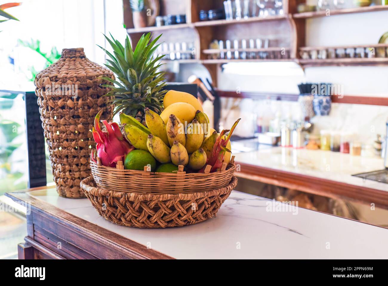 Loft-Stil mit Holzmöbeln in einem vietnamesischen Café Stockfoto