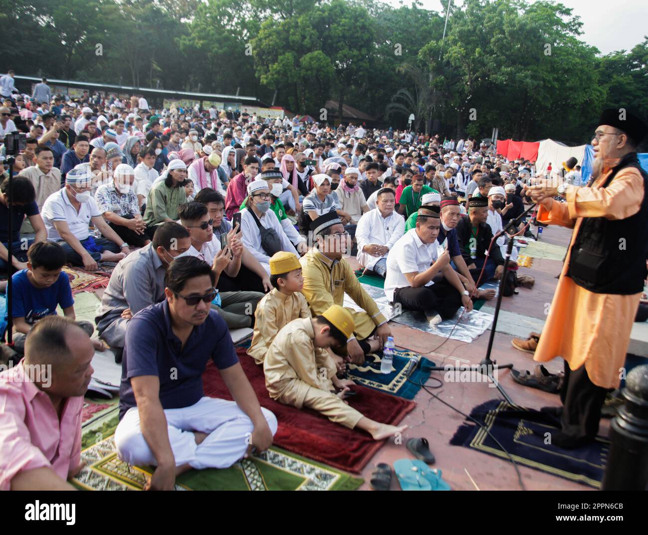 22. April 2023, Quezon City, NCR, Philippinen: Auf den Manila Philippinen feiert die muslimische Gemeinde Eid al-Fitr zum Beten während des Wartens auf Sonnenaufgang und zum Ende eines Monats des Fastens. (Kreditbild: © Edd Castro/Pacific Press via ZUMA Press Wire) NUR REDAKTIONELLE VERWENDUNG! Nicht für den kommerziellen GEBRAUCH! Stockfoto