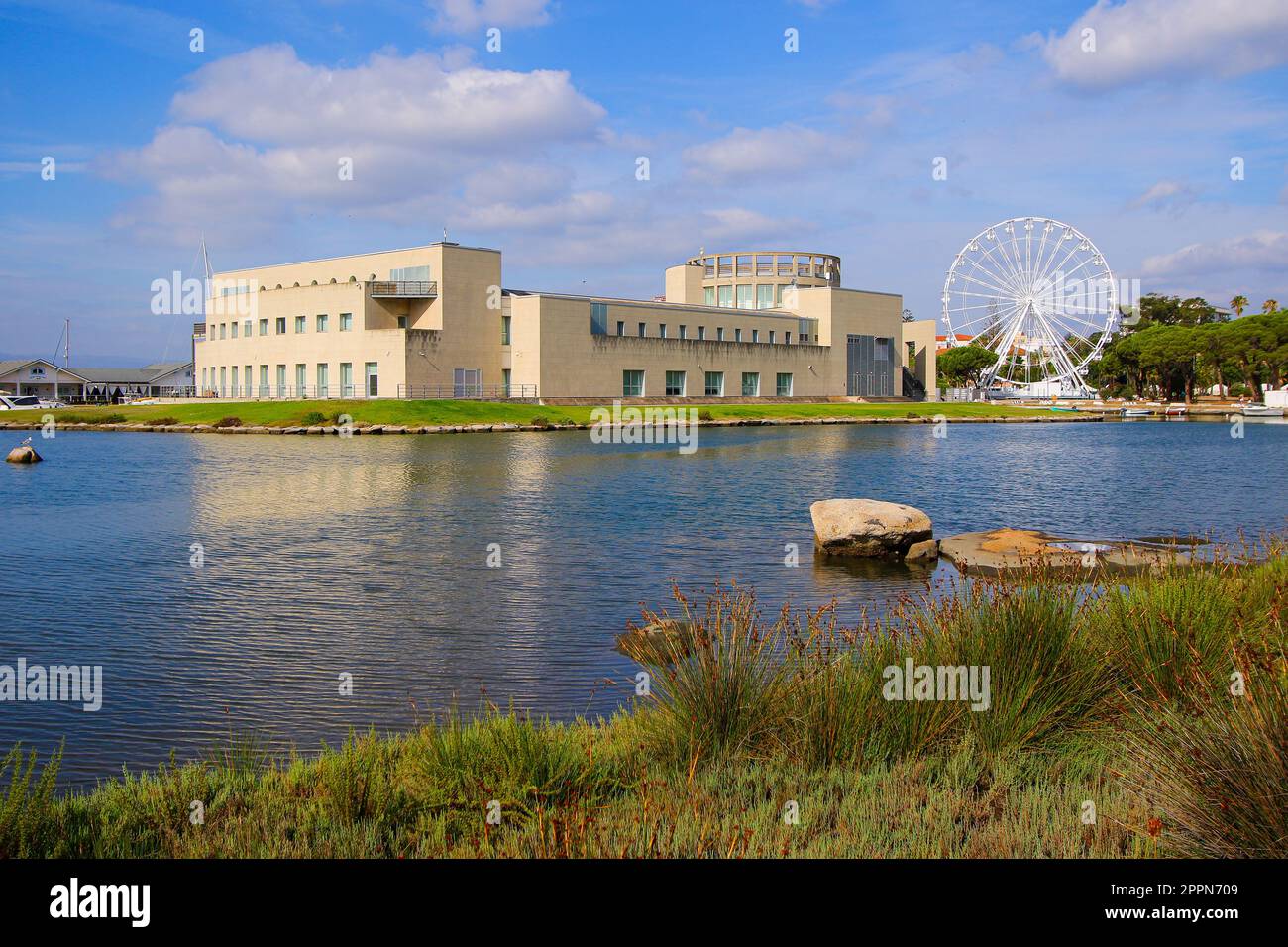 Archäologisches Museum von Olbia, auf der Insel im Hafen von Olbia in Sardinien, Italien - modernes Gebäude an der Costa Smeralda („Smaragdküste“) Stockfoto