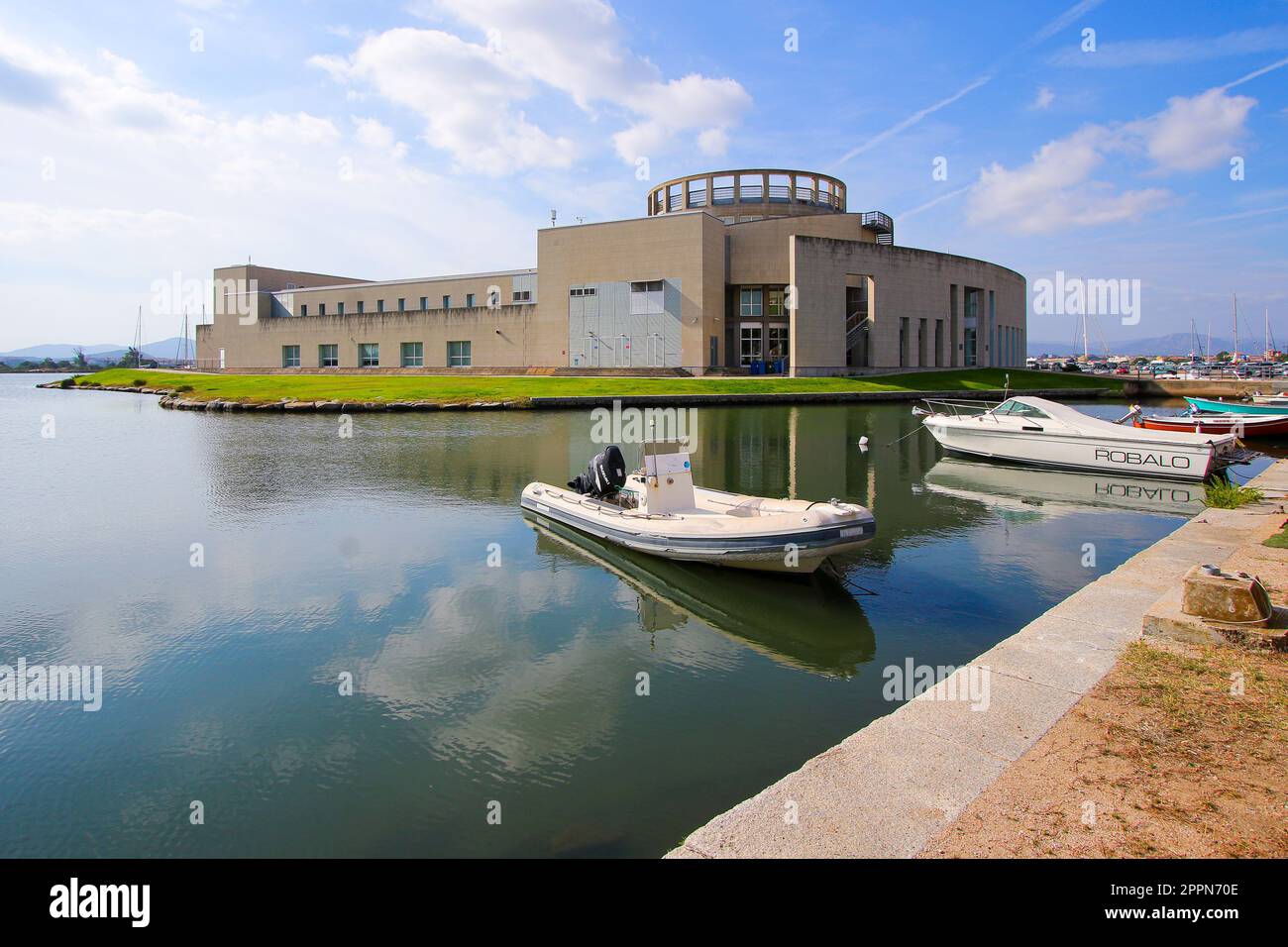 Archäologisches Museum von Olbia, gelegen auf einer Insel im Hafen von Olbia in Sardinien, Italien - modernes Gebäude an der Costa Smeralda („Smaragdküste“) Stockfoto