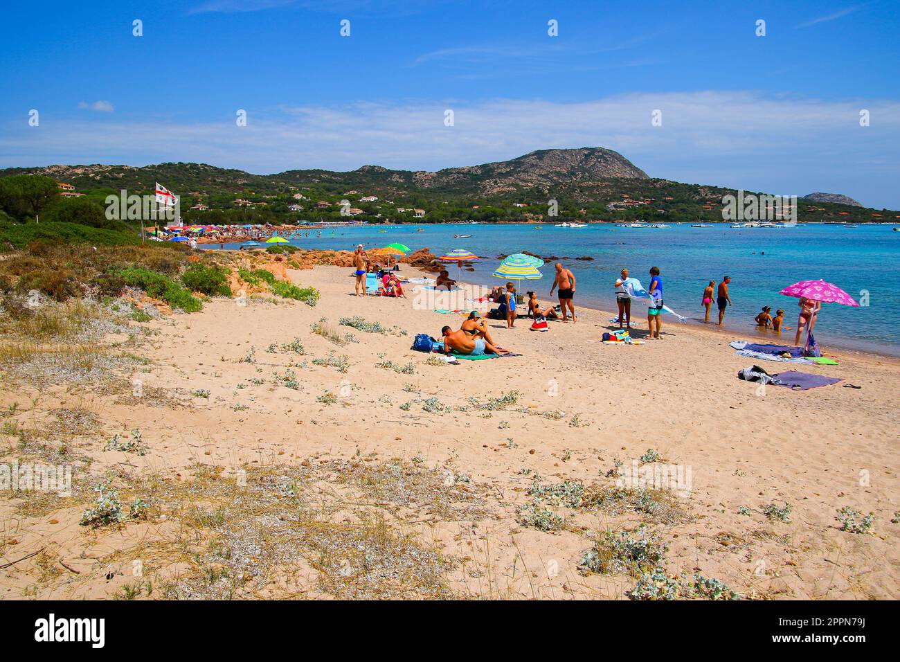 Porto Istana, Sardinien - 8. August 2019 : Touristen sonnen sich im ...