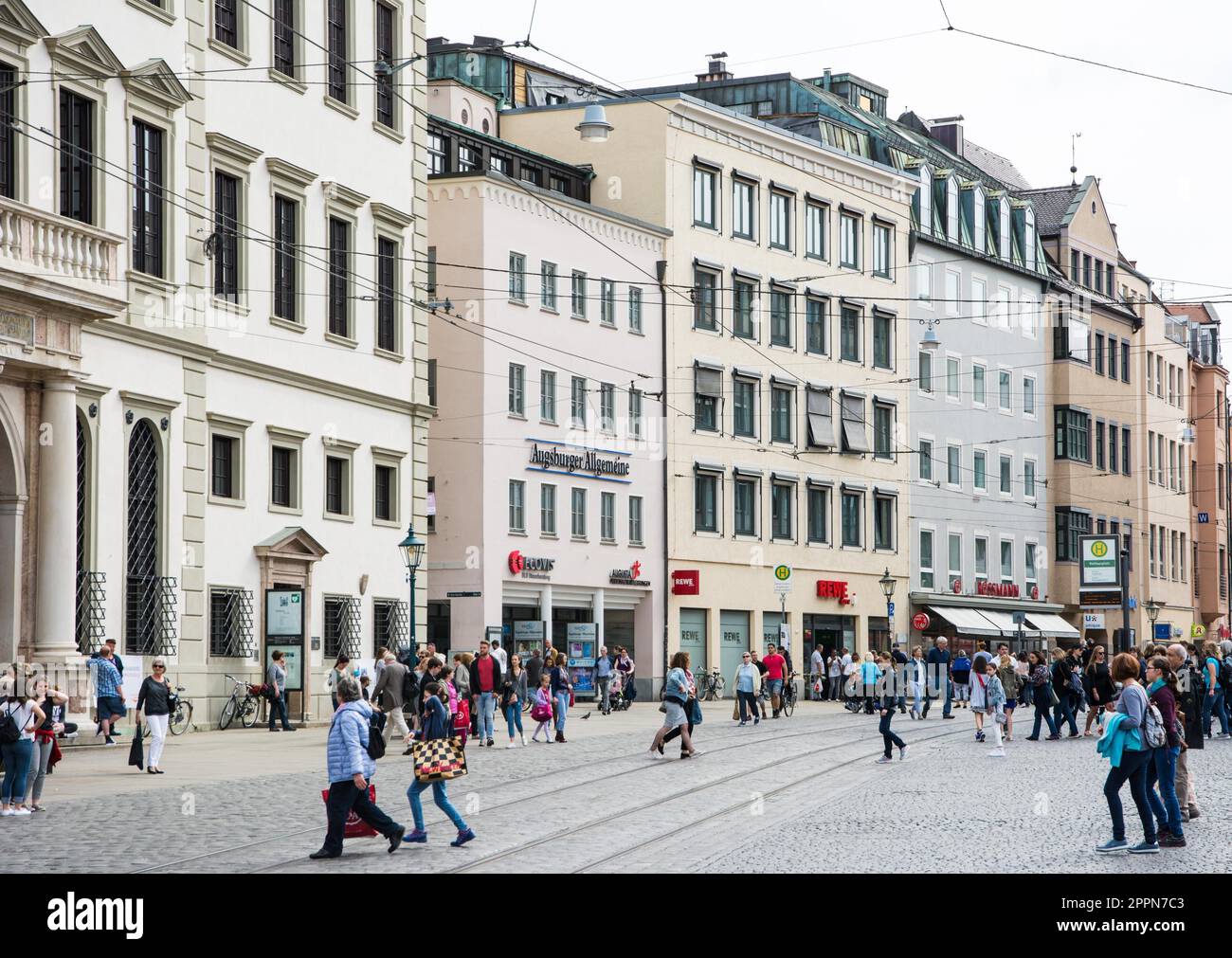 AUGSBURG - 1. APRIL: Menschen in einer Straße in Augsburg am 1. April 2017. Augsburg ist eine der ältesten Städte Deutschlands. Foto aufgenommen Stockfoto