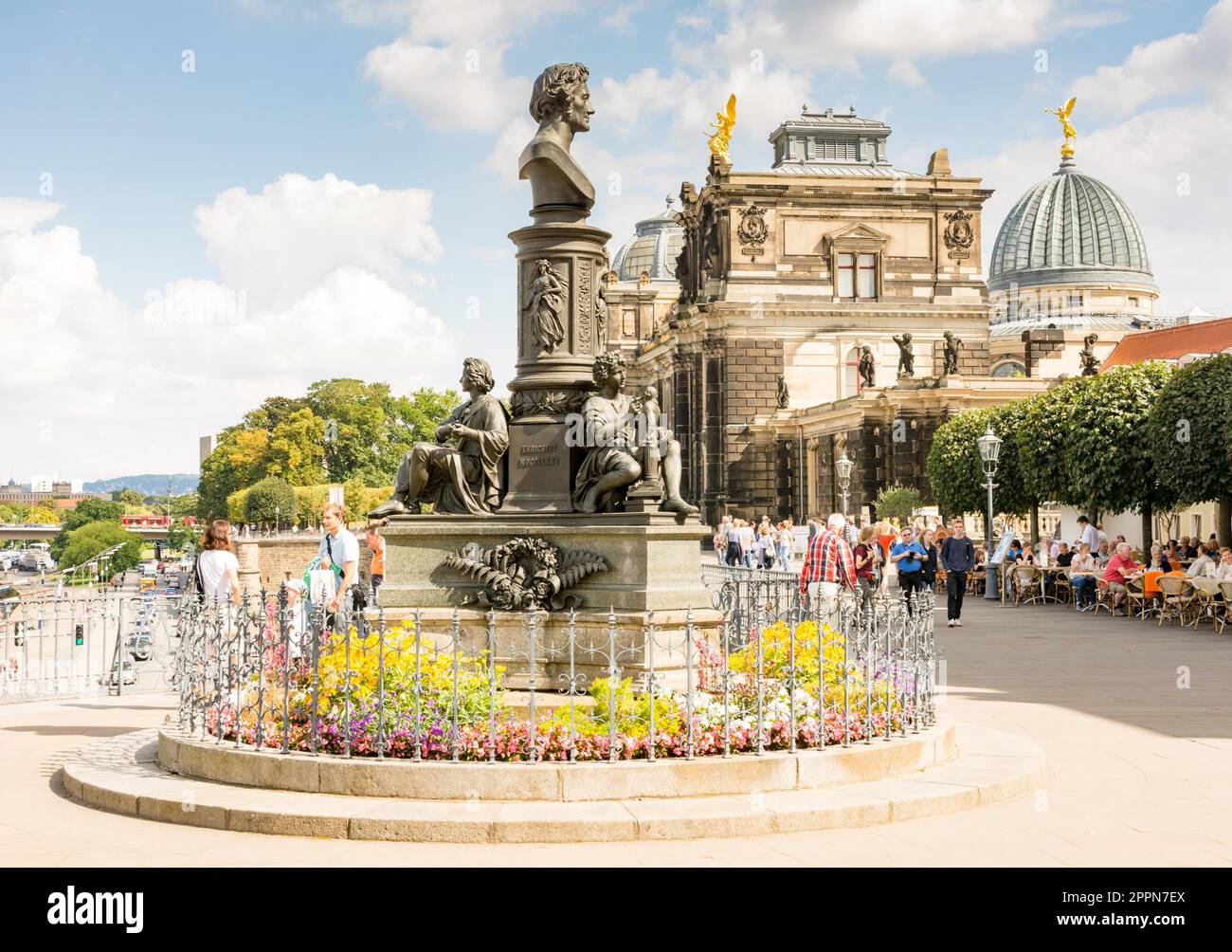 DRESDEN - 22. AUGUST: Touristen im historischen Zentrum von Dresden am 22. August 2016. Dresden hat fast 2 Millionen Besucher pro Jahr. Stockfoto