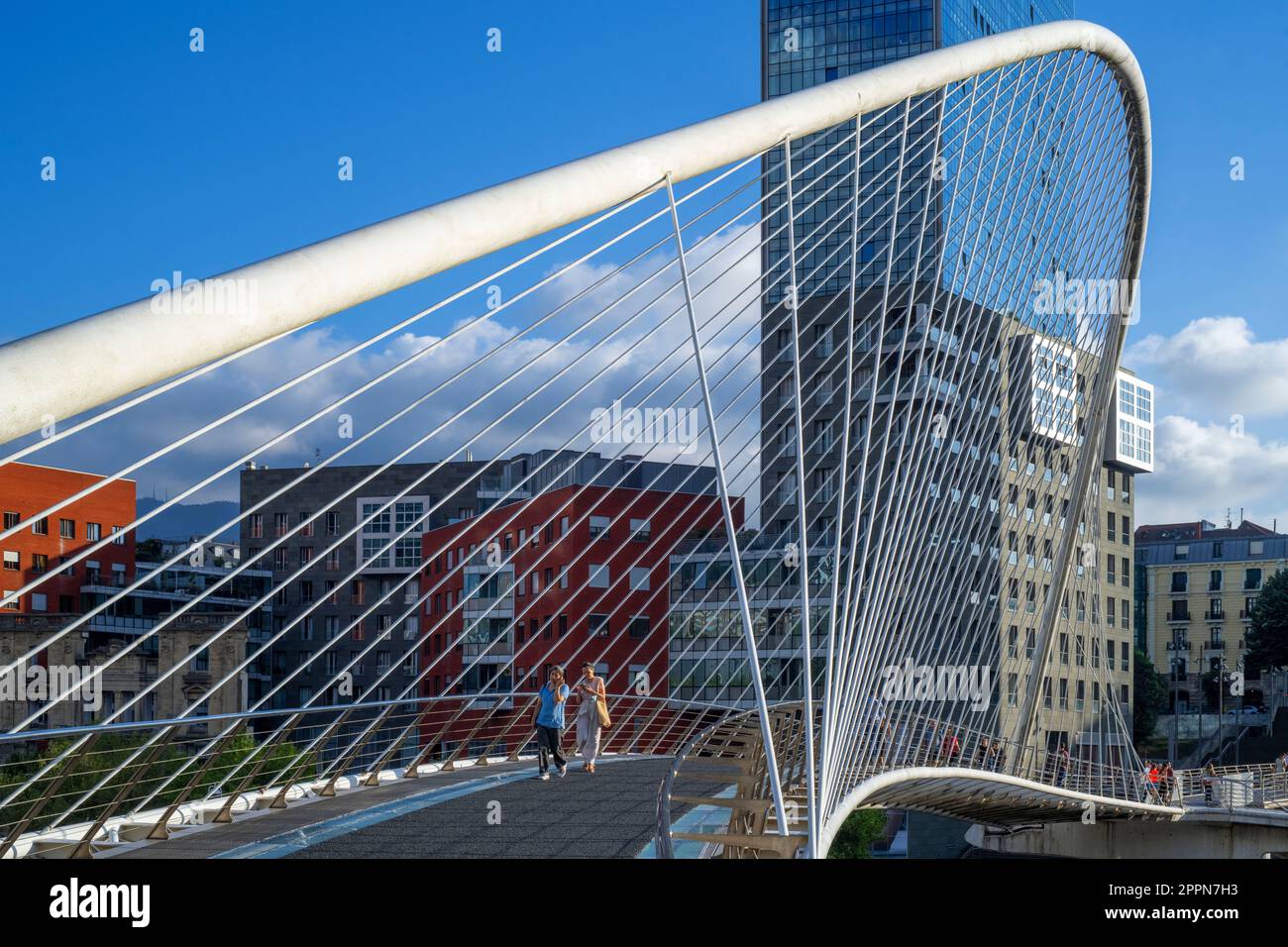 Zubizuri Brücke entworfen vom Architekten Santiago Calatrava, Bilbao, Baskenland, Spanien Stockfoto