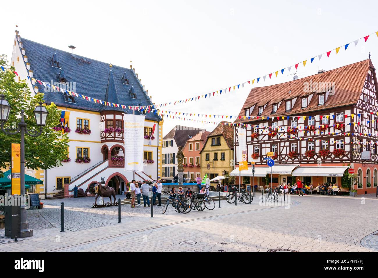 VOLKACH, Deutschland - 20. August: Touristen in der historischen Altstadt von Volkach, Deutschland Am 20. August 2017. Volkach ist bekannt für seine jährlichen Weinfest Stockfoto