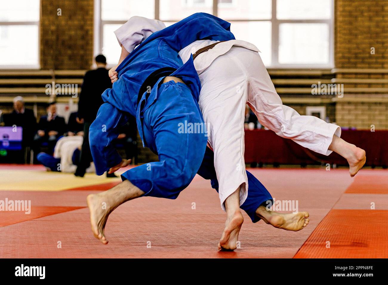 Zwei Judoka-Athleten kämpfen in rotem Tatami, Judo-Fight-Meisterschaft Stockfoto