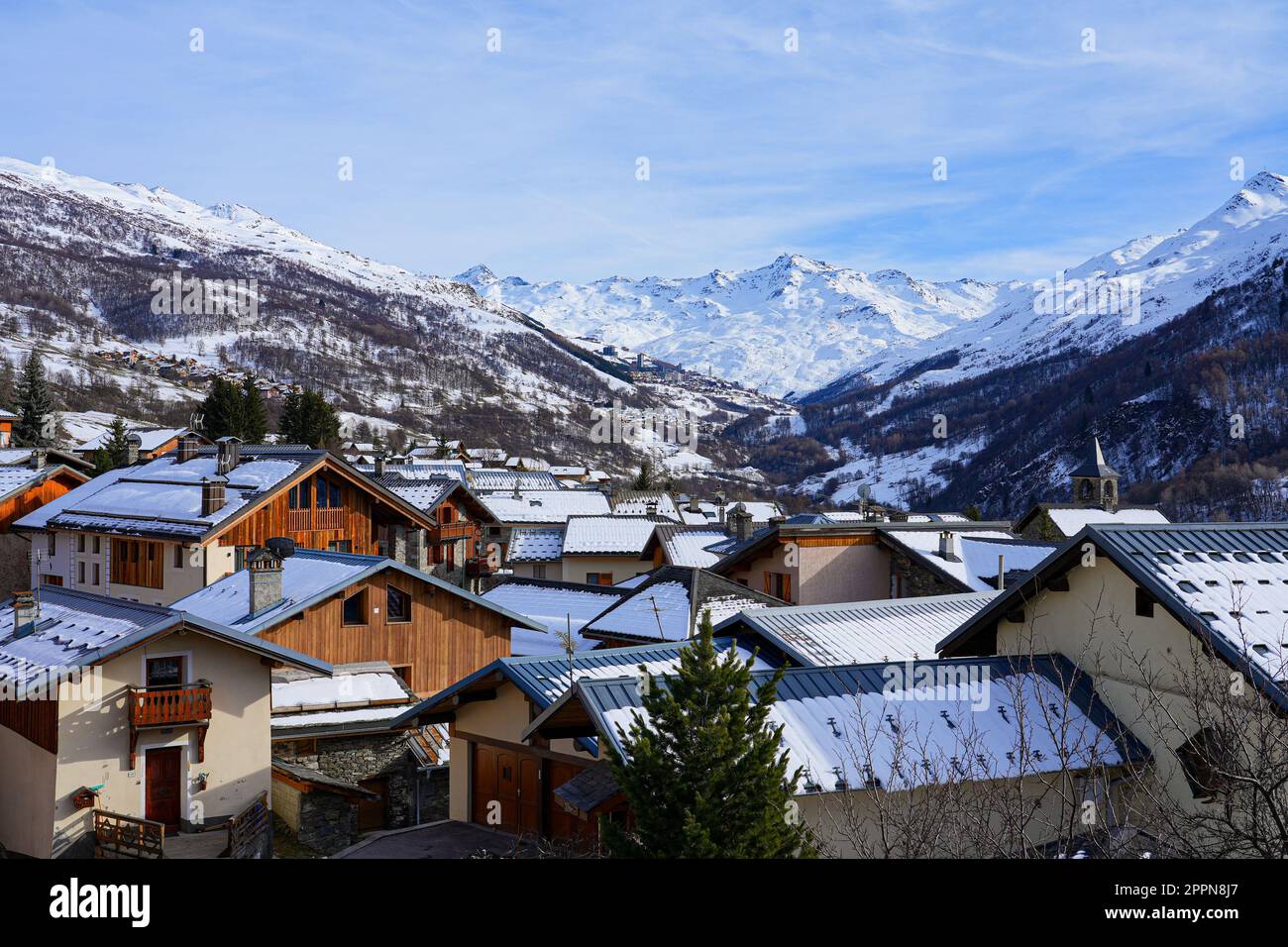 Blick auf den Skibahnhof Les Ménuires vom Dorf Saint Martin de Belleville in den französischen Alpen Stockfoto