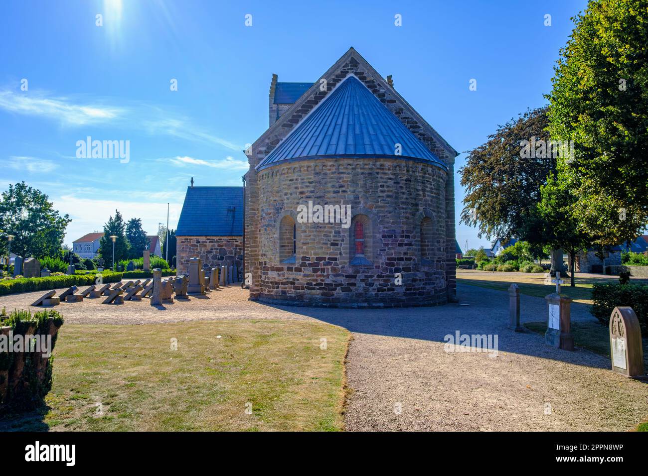 AA Kirke und Kirchhof, die Kirche Aakirkeby, Bornholm Island, Dänemark, Skandinavien, Europa. Stockfoto