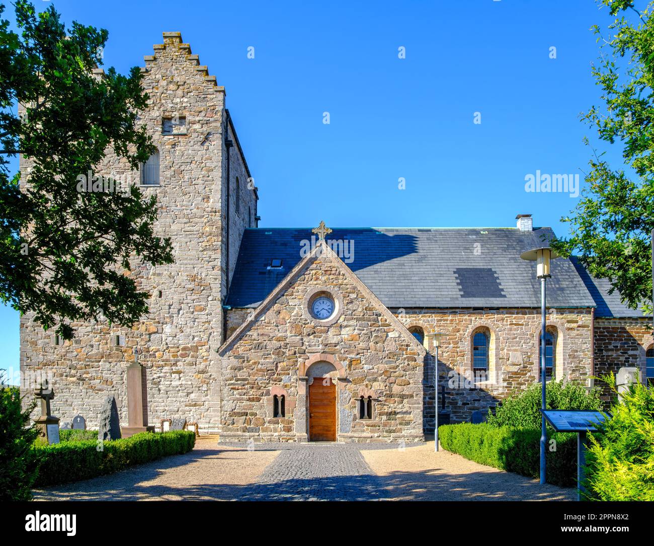 AA Kirke und Kirchhof, die Kirche Aakirkeby, Bornholm Island, Dänemark, Skandinavien, Europa. Stockfoto