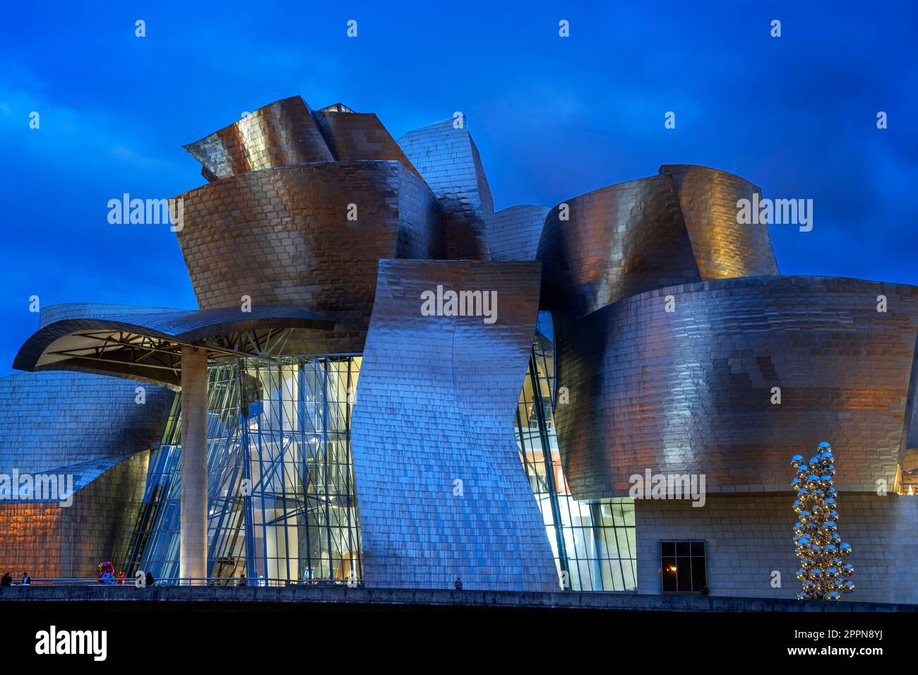 Guggenheim Bilbao Museum by Night vom Architekten Frank Gehry, Bilbao, Provinz Biskaya, Baskenland, Spanien Stockfoto