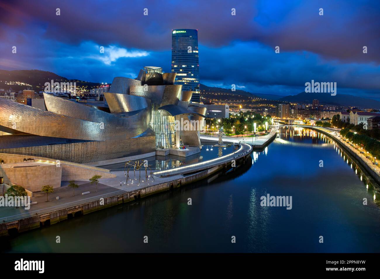Guggenheim Bilbao Museum by Night vom Architekten Frank Gehry, Bilbao, Provinz Biskaya, Baskenland, Spanien Stockfoto