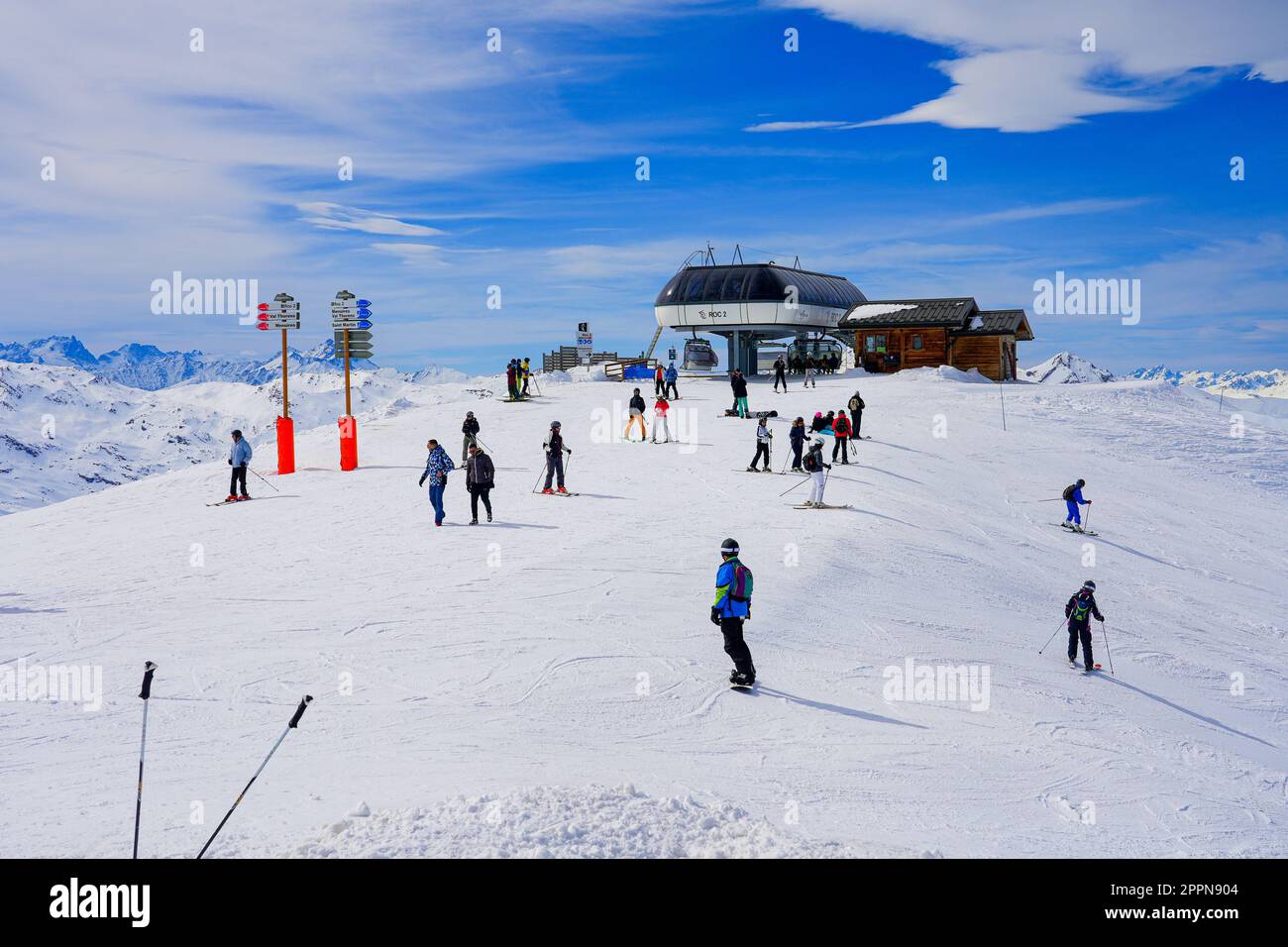 Skifahrer verlassen im Winter die Sessellift-Station Roc 2 an der Spitze der Pisten im Skigebiet Les Ménuires in den französischen Alpen Stockfoto