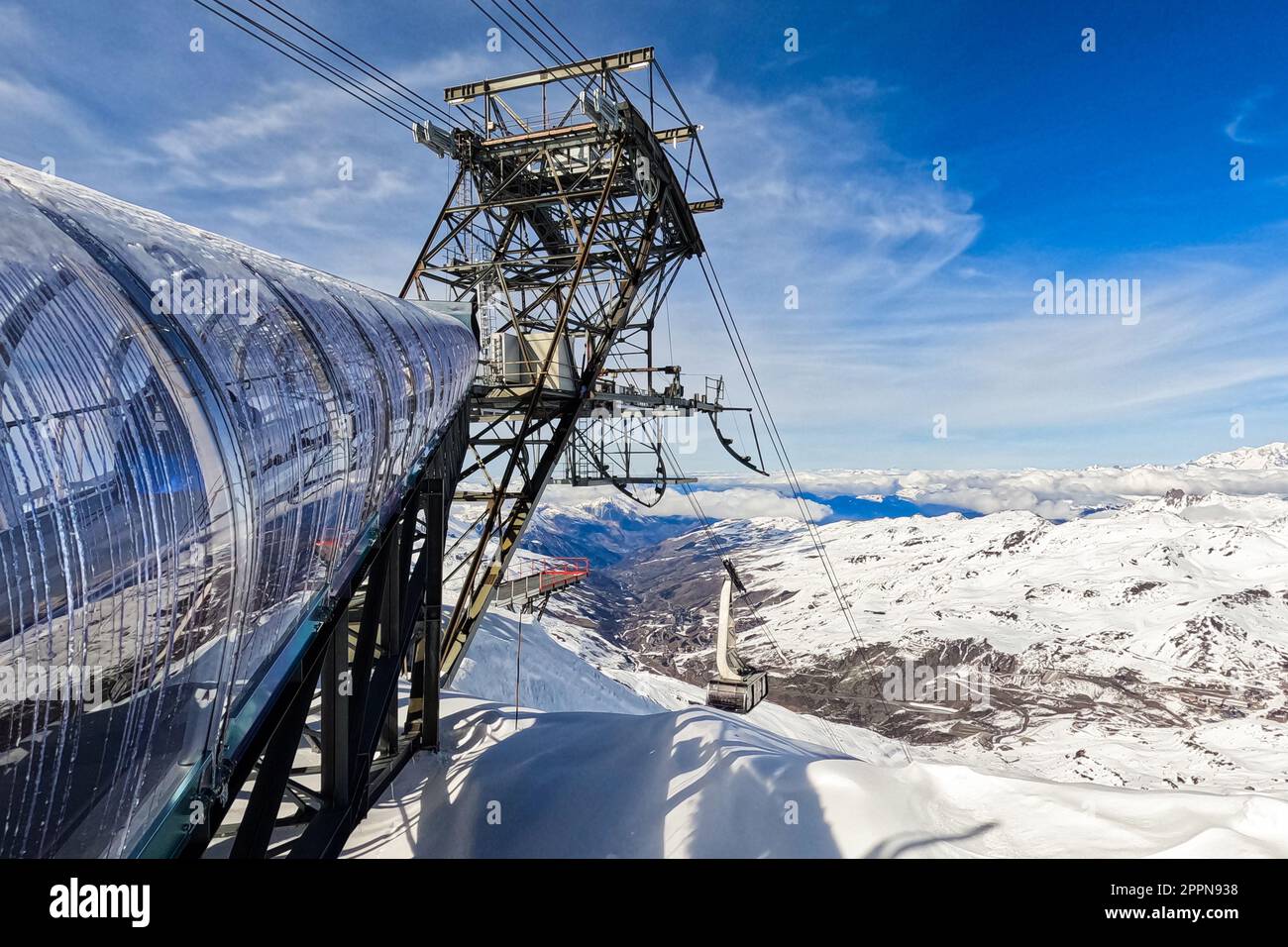 Seilbahnstation auf dem Gipfel des 'Cime de Caron' über dem Skigebiet Val Thorens im Winter - freitragende Stahlkonstruktion für Transponder Stockfoto