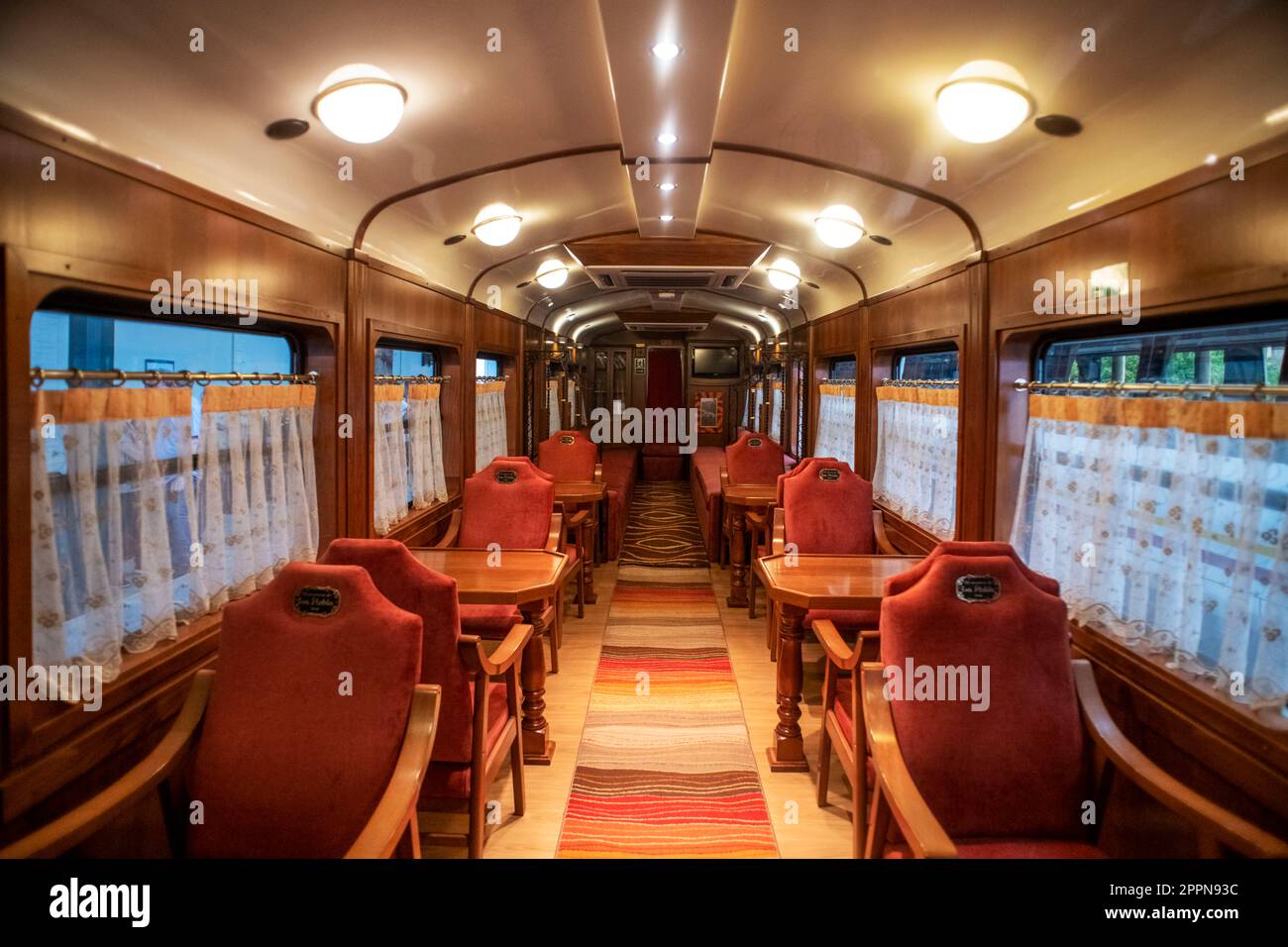 Innerhalb des Expreso de la Robla Luxuszuges, der durch Bilbao nach Leon im Norden Spaniens, Europa fährt. Innenraum des Restaurantwagens. Stockfoto